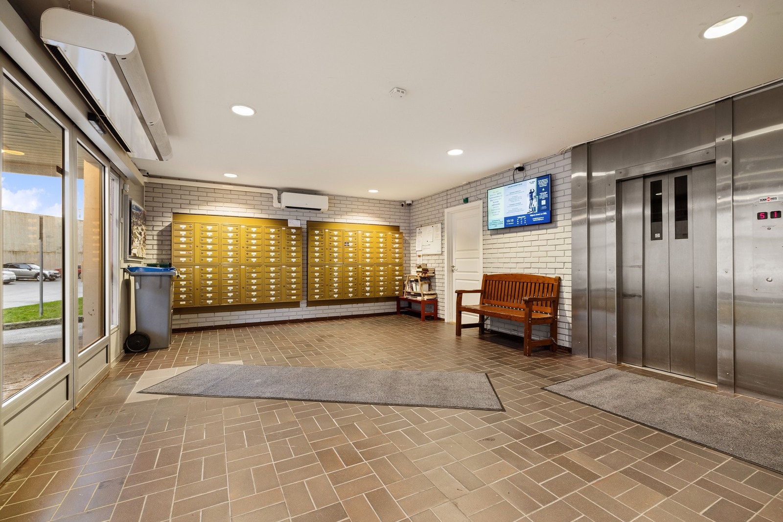 Bildet viser vestibylen med postkasser og 2 heiser. Galleribilde