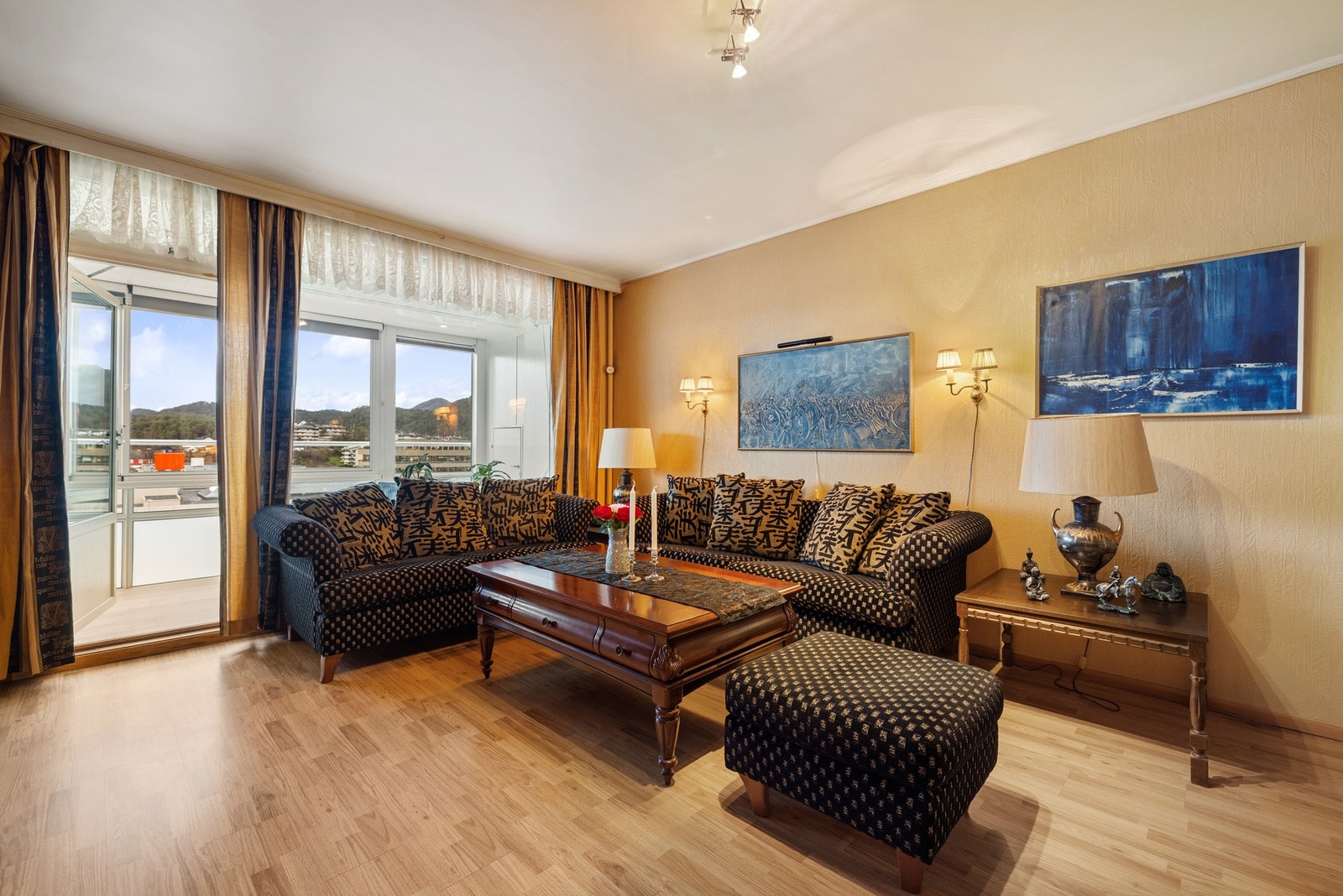 Det er innlagt sentralvarme i bygget. Sentralvarme med radiator i stue, er inkludert i felleskostnaden. Galleribilde