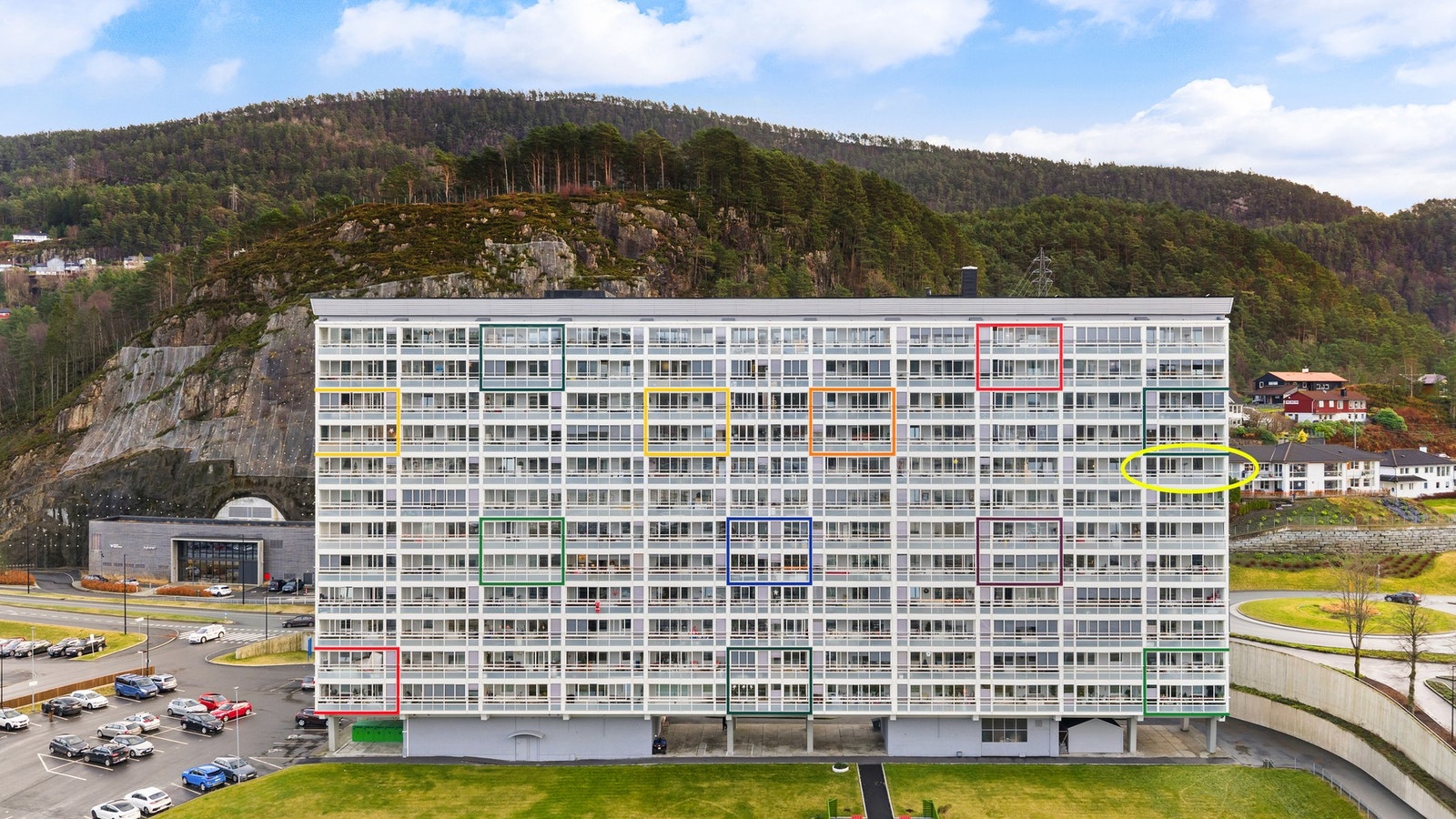 Borettslaget har 55 parkeringsplasser, hvorav 3 plasser er reservert til handikappede og 36 reservert til beboere. I tillegg er det 16 gjesteplasser (gjesteoblat må legges i bilens frontrute). Galleribilde