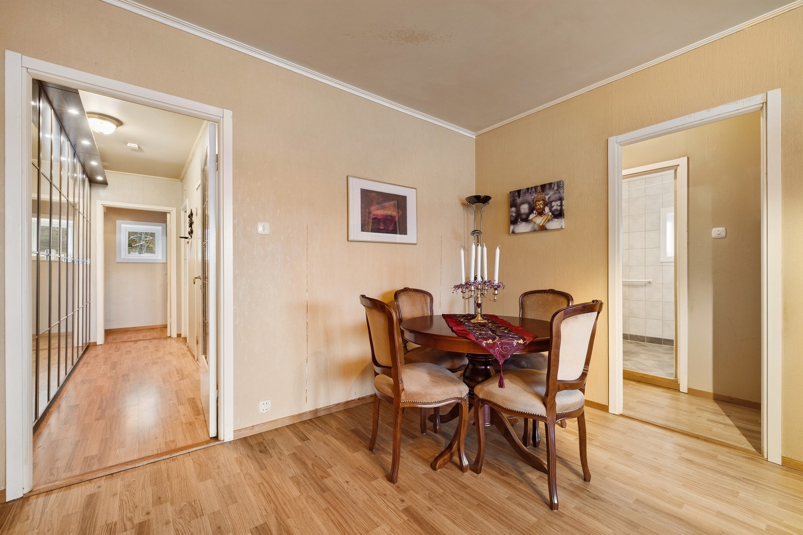 Med et rundt spisestuebord får man en god utnyttelse av rommet. Galleribilde