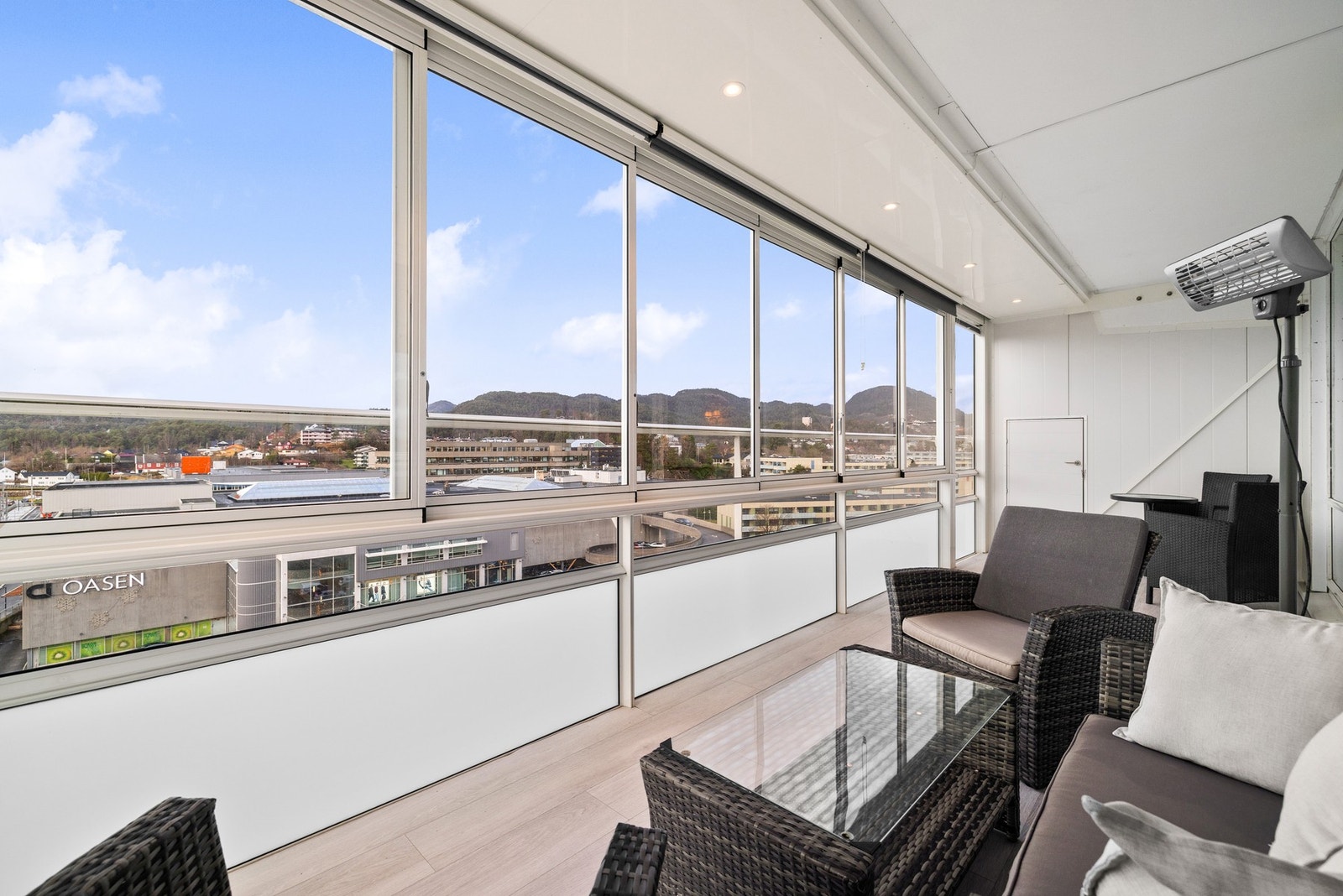 Tilknyttet leiligheten er det en romslig og innglasset altan, med god plass til utemøblement etc. Galleribilde