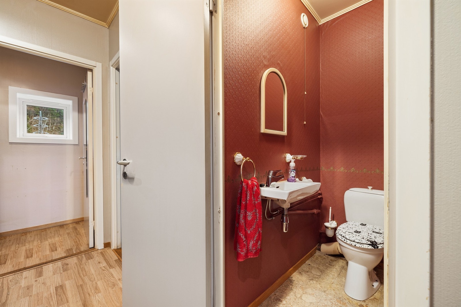 Separat toalettrom med belegg på gulvet, vannklosett og porselensservant. Galleribilde