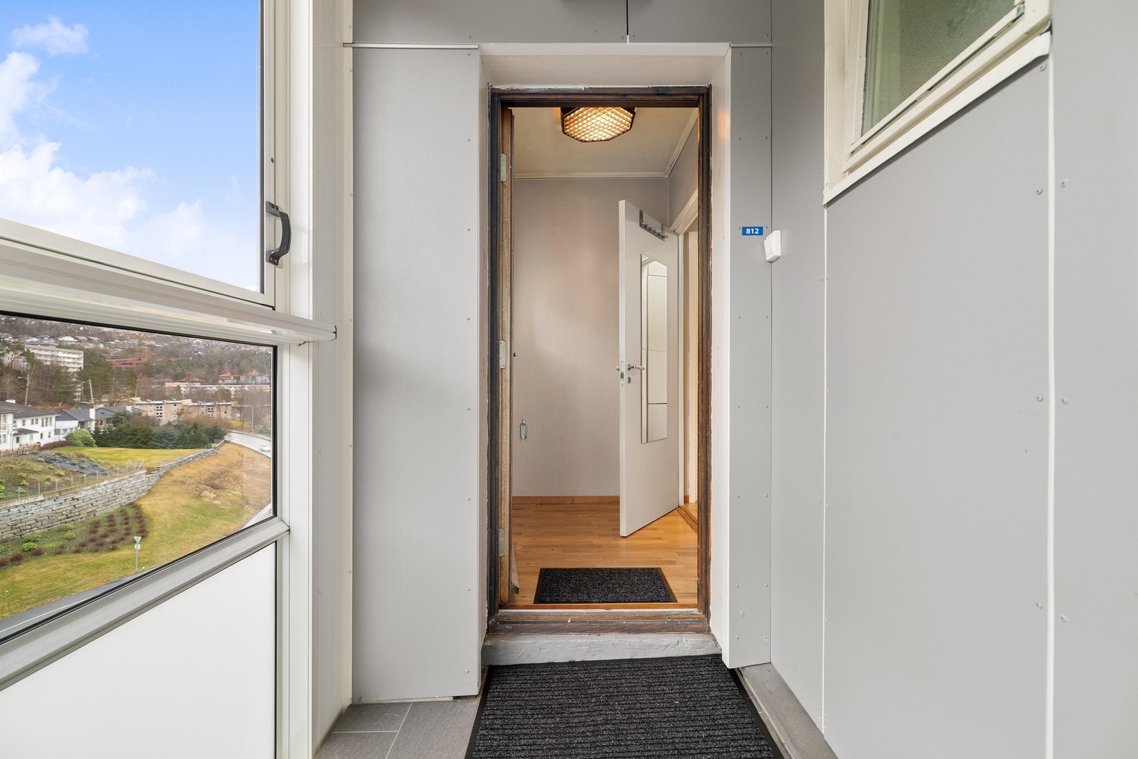 Velkommen inn! Her kommer man inn i en entré, med plass til sko og oppheng av ytterklær. Galleribilde