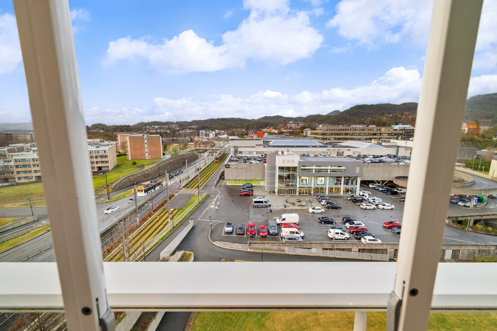 Det er fri utsikt over nærområdet fra altanen. Vindusfeltene kan skyves fra den ene siden til den andre. Galleribilde