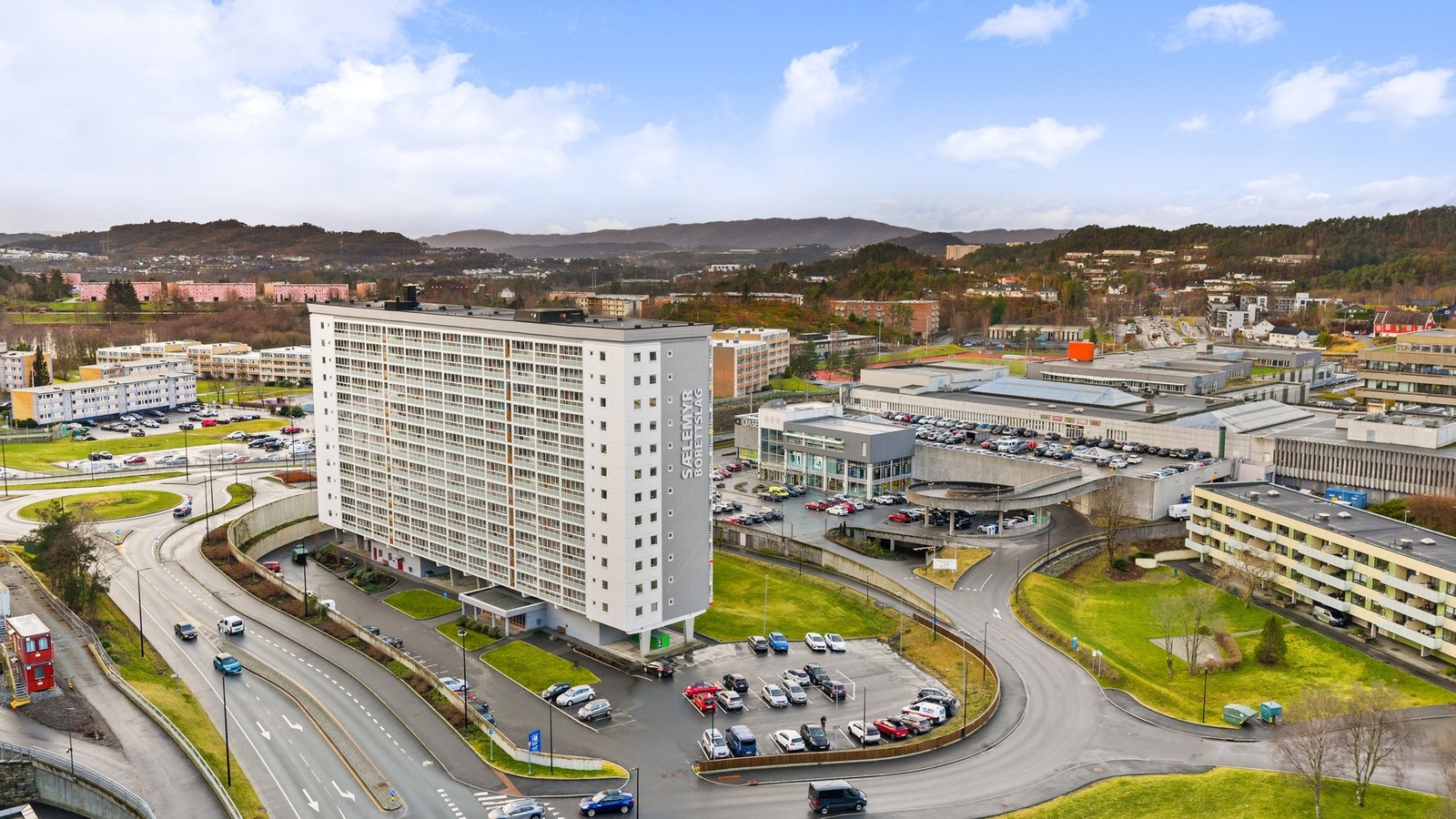 Sælemyr har en meget sentral beliggenhet i Fyllingsdalen. Her får man kort gåavstand til Oasen, Bybanen, bussforbindelse og Fyllingsdalstunnelen. Galleribilde