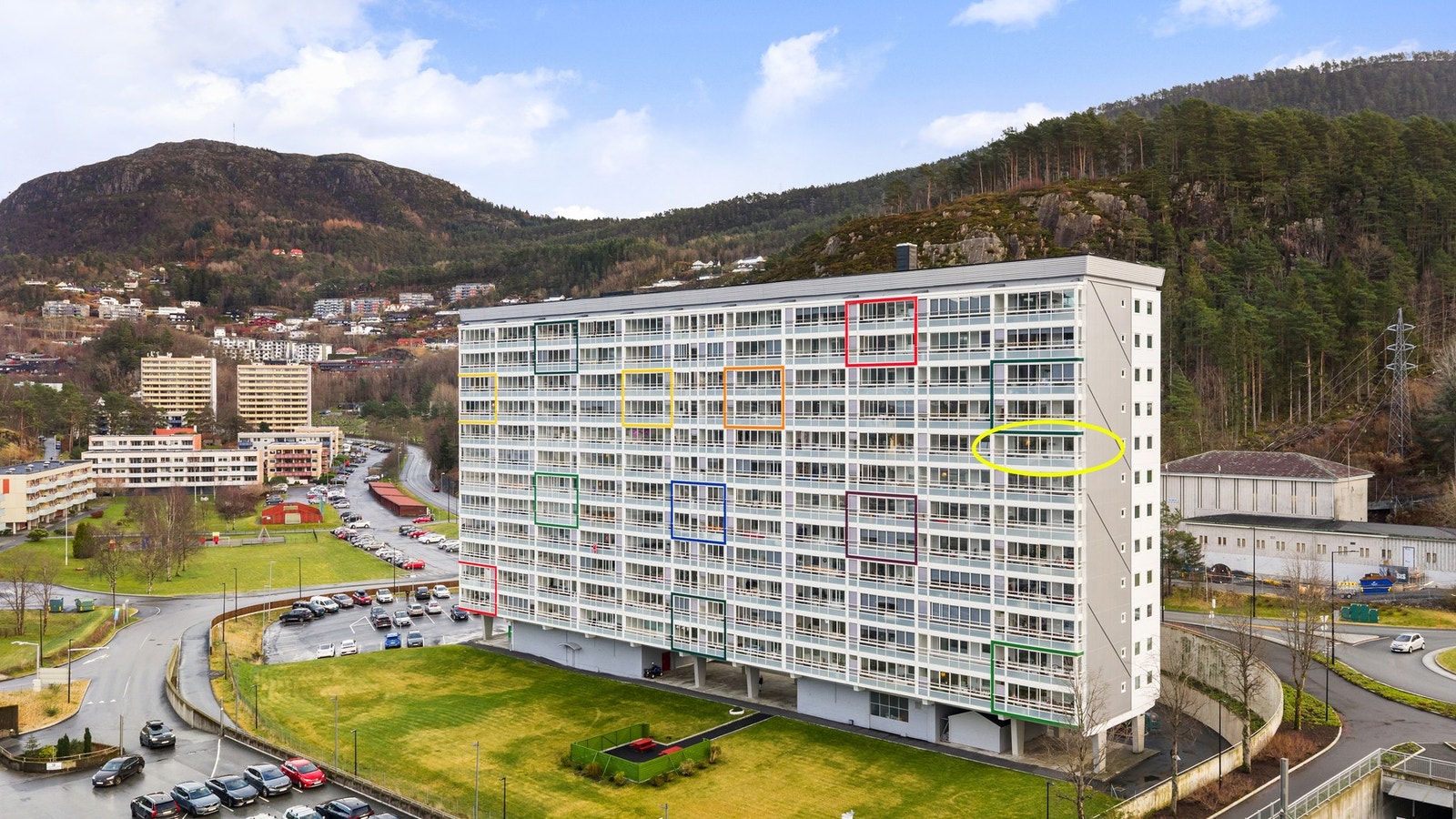 Leiligheten er en endeleilighet i 8. etasje med heisadkomst. Boligen har en god romløsning. Generell modernisering må påregnes. Galleribilde