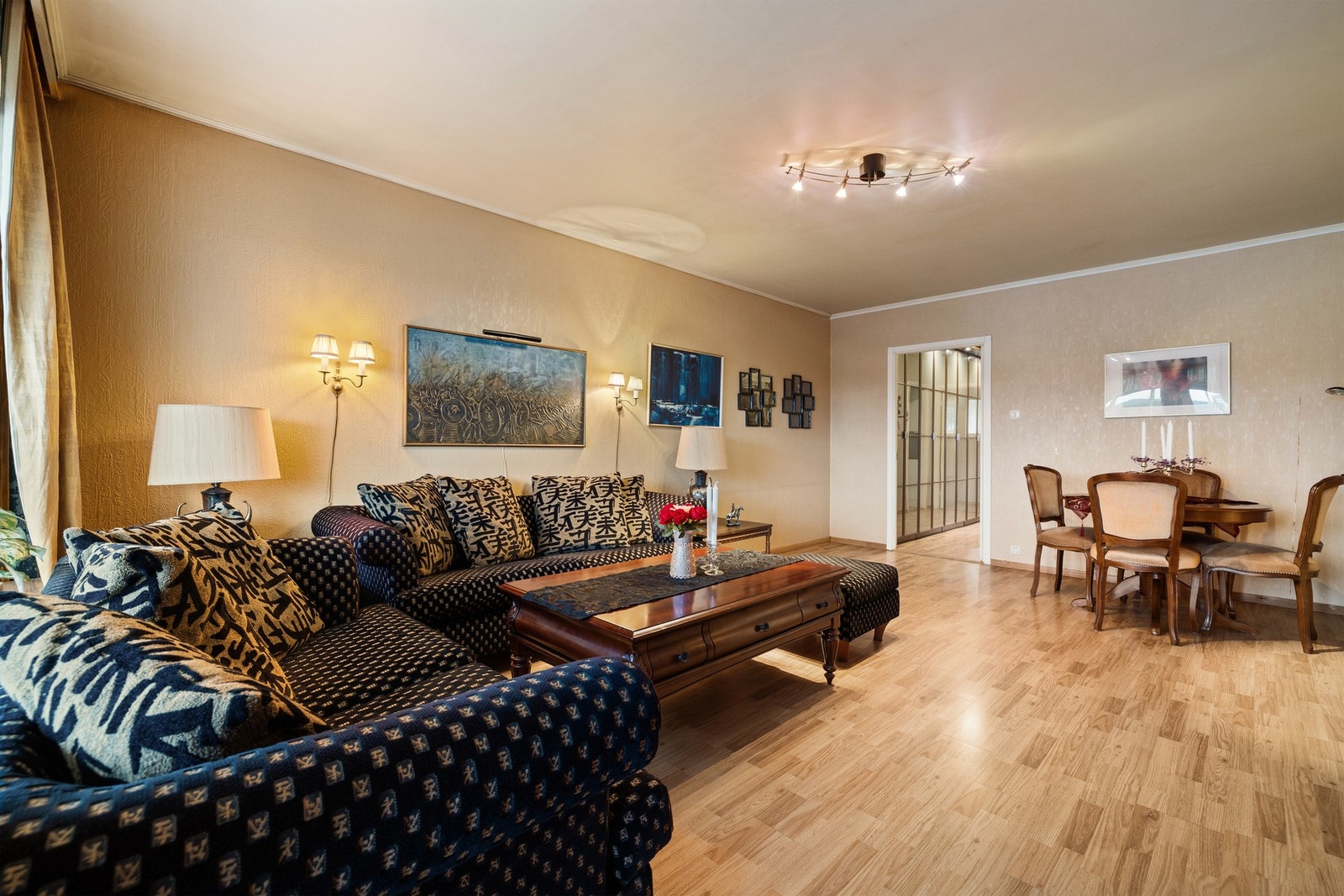 Boligen trenger generell oppussing, men bør være et godt utgangspunkt for deg som ønsker en leilighet med 2 soverom og ypperlig beliggenhet. Galleribilde