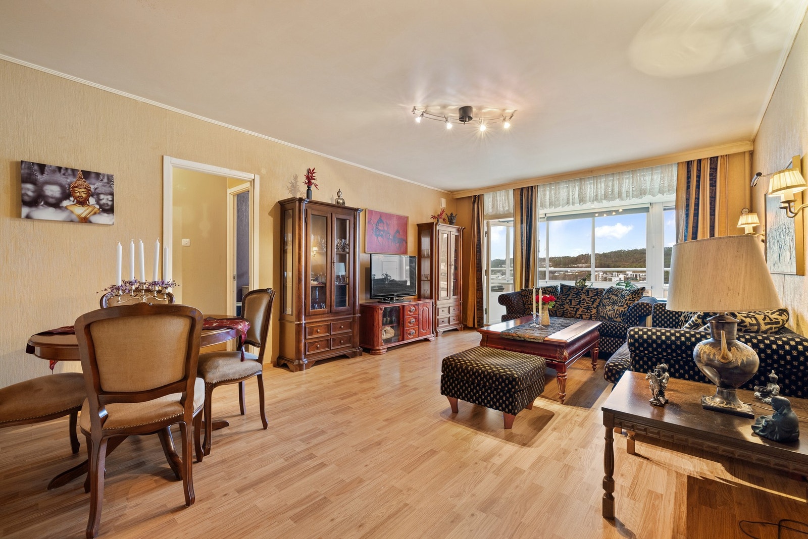 Leiligheten har en praktisk og god planløsning. Stuen har bra størrelse med plass til både sofagruppe og spisestuebord. Galleribilde