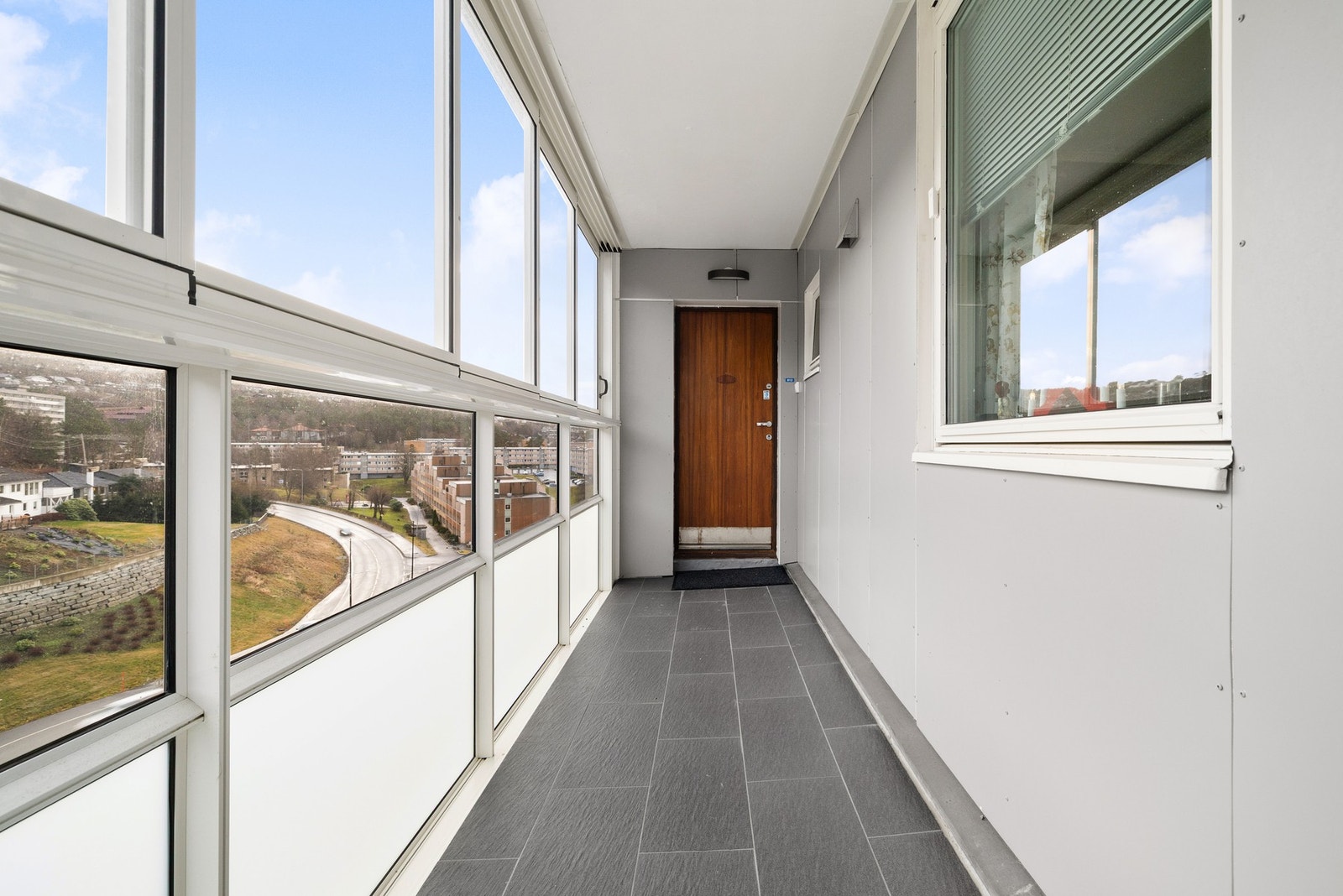 Svalgangen er innglasset, slik at man ikke er utsatt for vær og vind. Det er kun endeleilighetene i hver etasje som er 3-roms leiligheter (totalt 24 stk.). Galleribilde