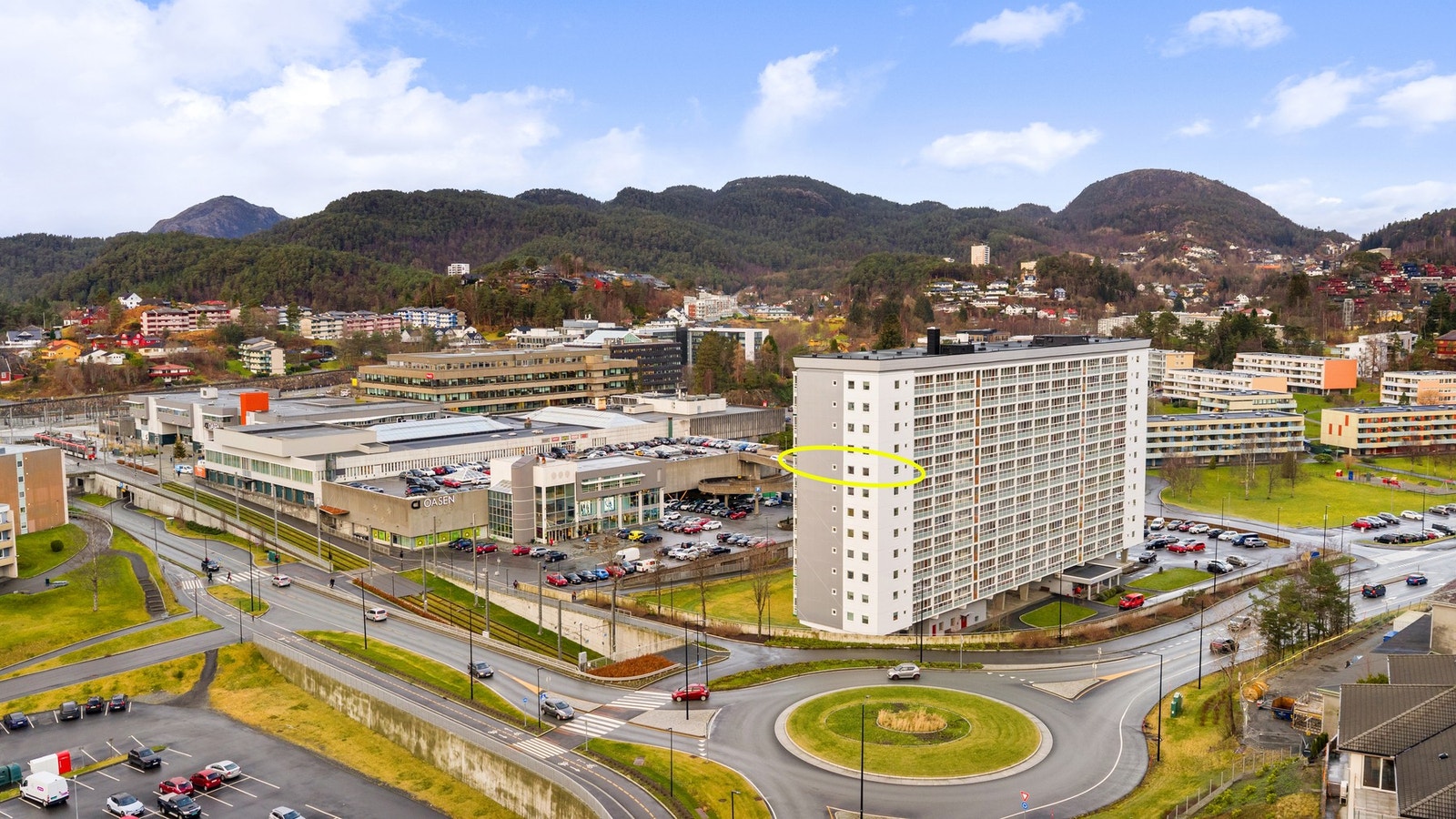 Velkommen til denne 3-roms andelsleiligheten i Dag Hammarskjölds vei 171 - like ved Oasen Storsenter og Bybanen. Galleribilde