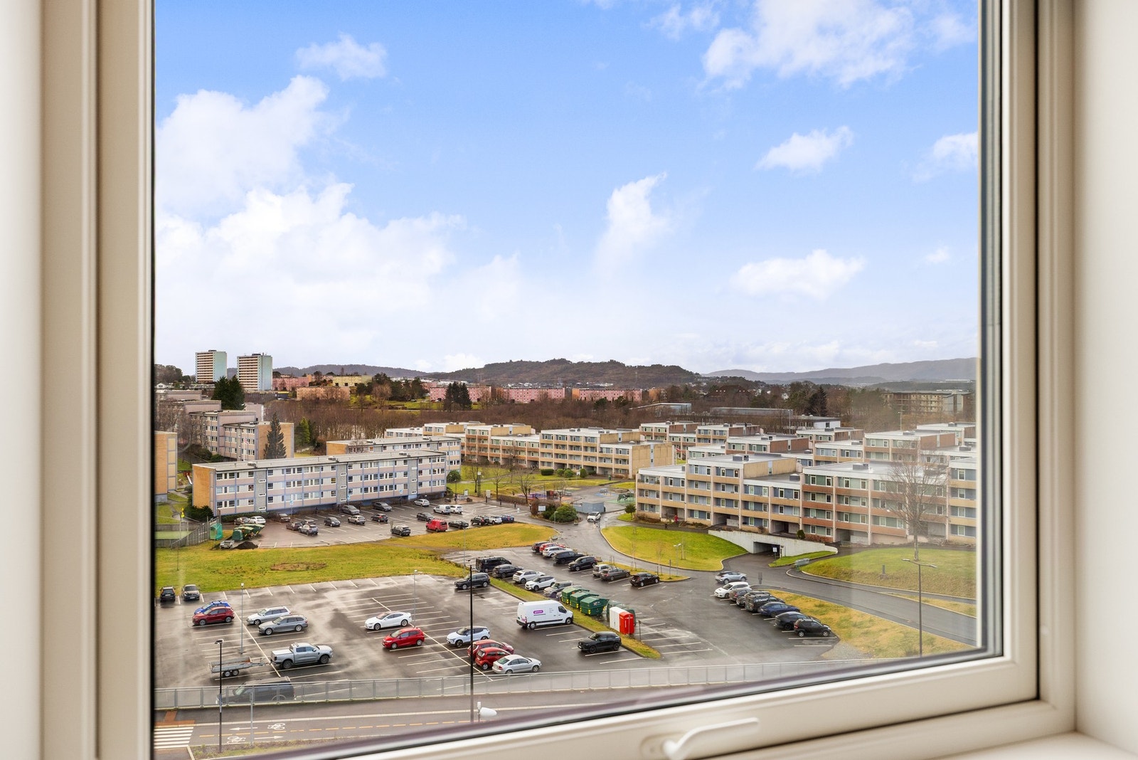 Fra dette soverommet har man fri utsikt over tilliggende område, Smiberget med Knappenfjellet i bakgrunnen. Galleribilde