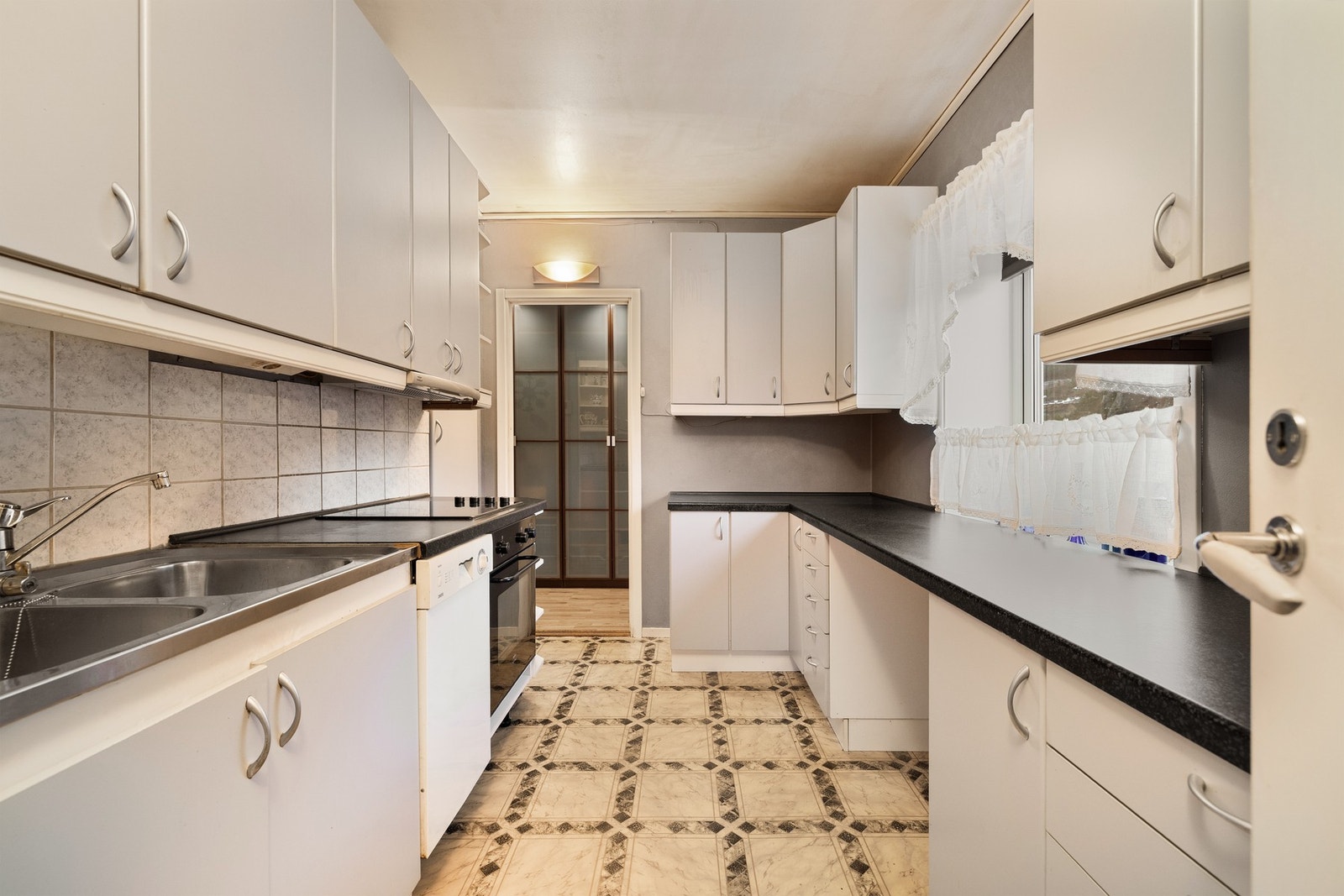 Det er godt med skap- og benkeplass til matlaging etc. Galleribilde