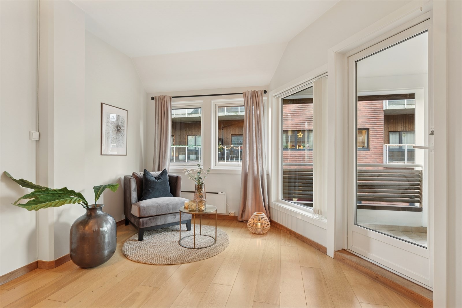 Stuen har tre gode soner for møblering - Ved vinduene er det en veldig hyggelig lesekrok med plass til et par lenestoler og bokhylle - utgang til balkong Galleribilde