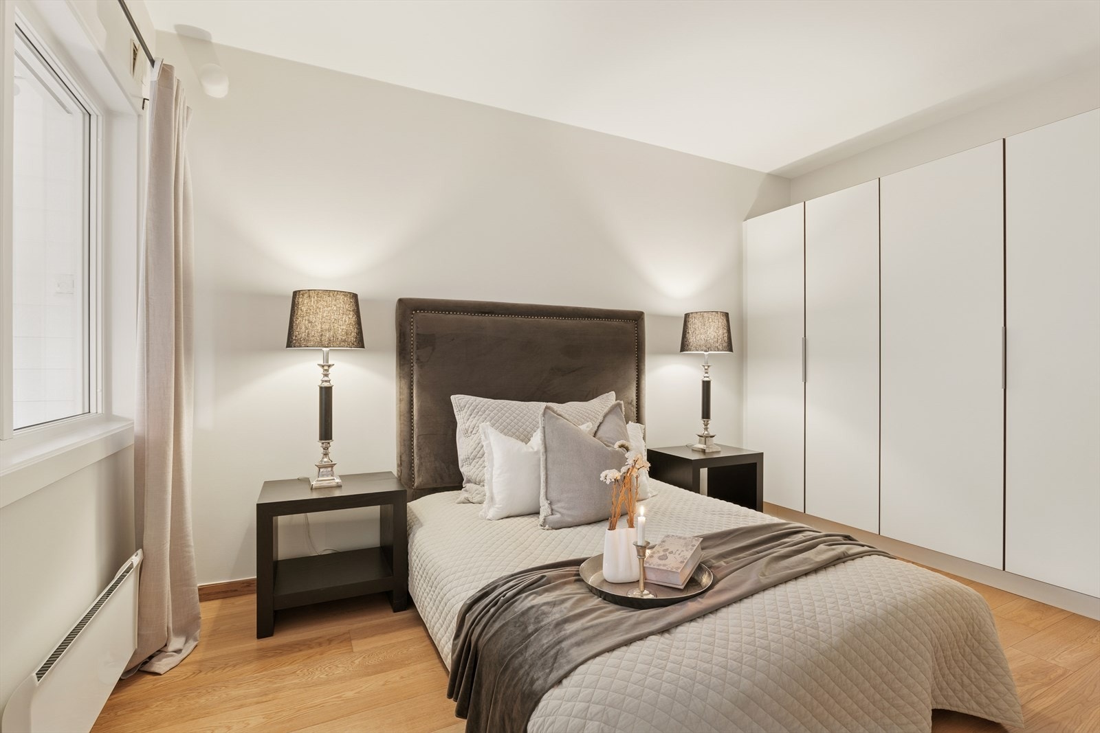 Stort og rålekkert soverom med god plass til seng og vegg til vegg garderobeskap Galleribilde