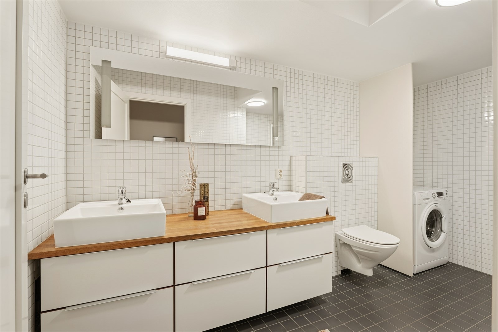 Badet ble utvidet i 2011 og er innredet med servantinnredning med to servanter, dusjhjørne, wc og opplegg for vaskemaskin. Galleribilde