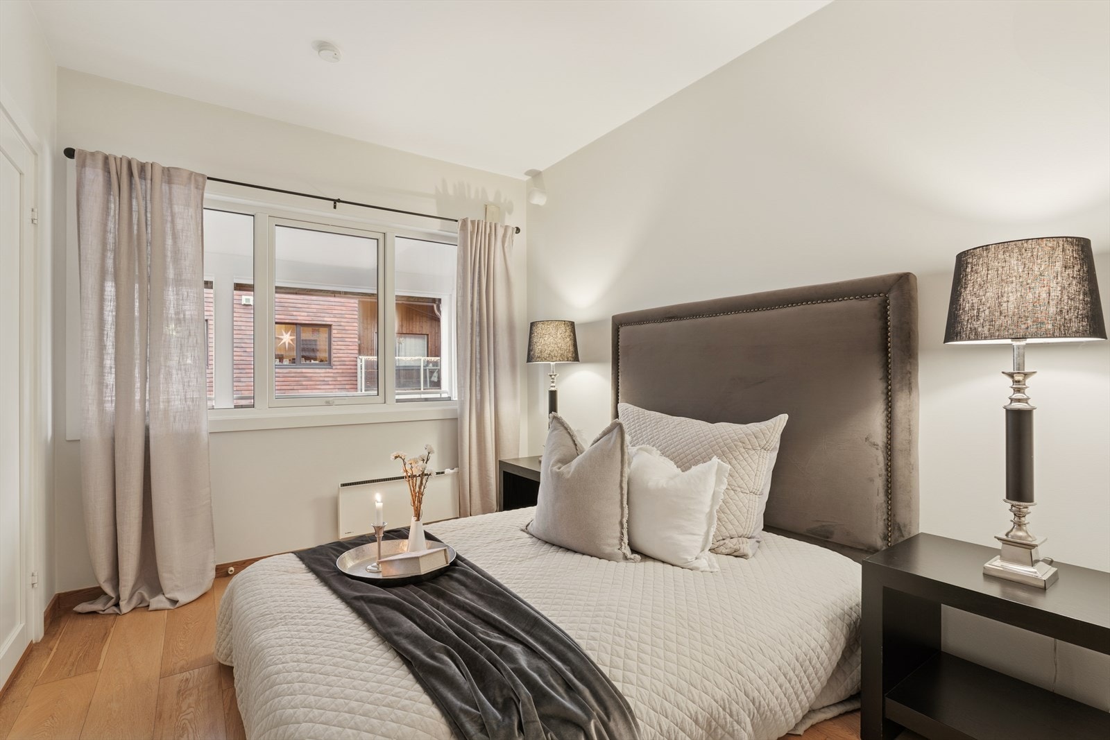 Soverommet vender mot balkongen og det er nymalte tak- og veggflater Galleribilde