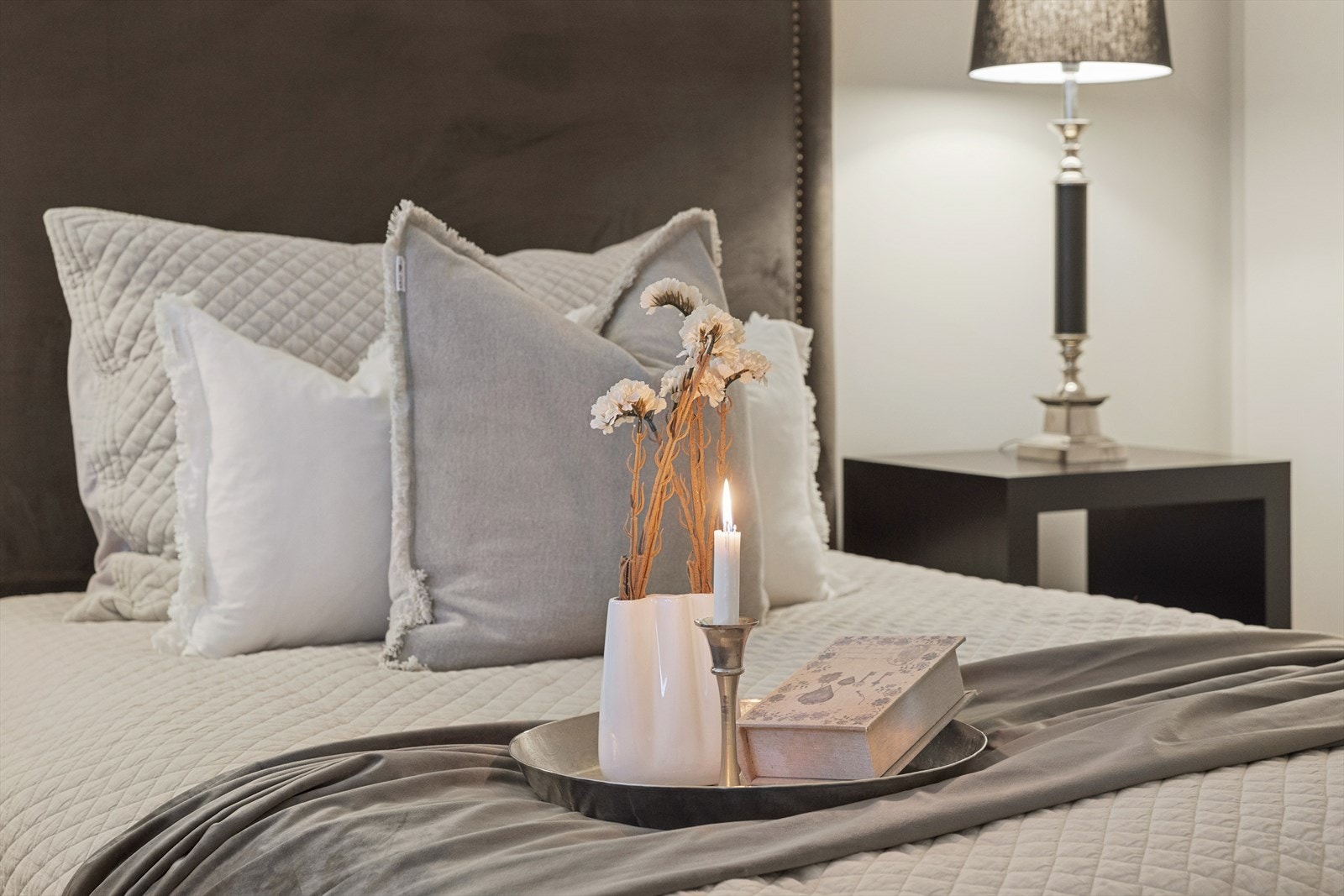 Det er plass til en normal størrelse dobbeltseng og nattbord Galleribilde