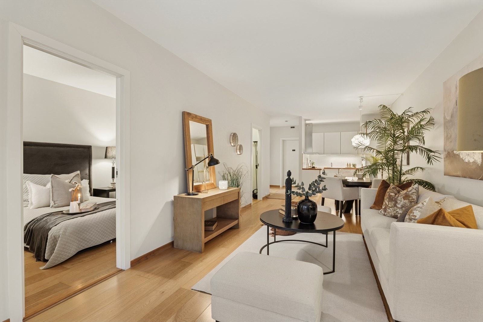 Rålekre og meget velholdte en stavs parkettgulv og nymalte flater - i hele leiligheten er det en varm og lun atmosfære og flere soner for møblering Galleribilde