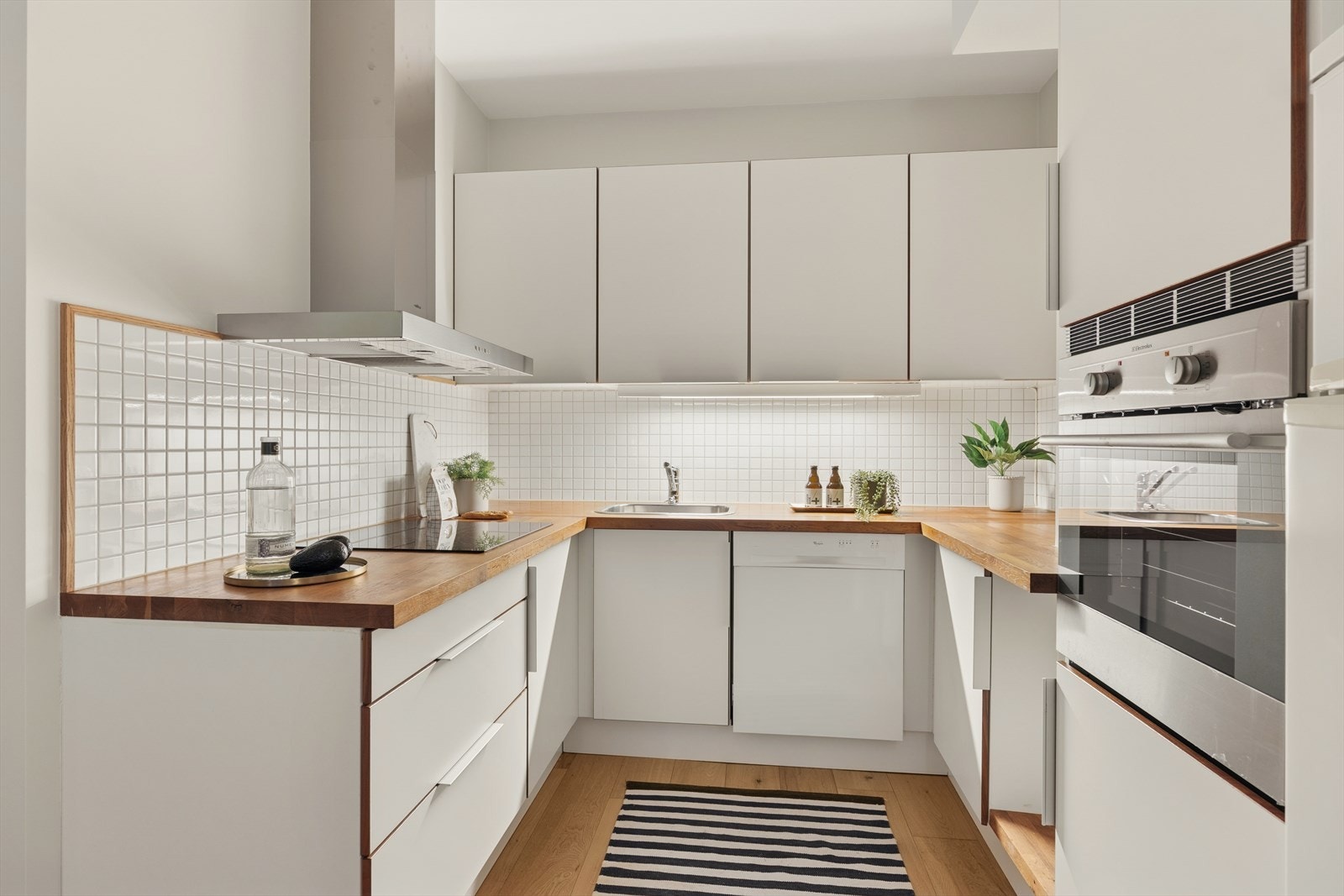 Kjøkkenet har godt med skap og benkeplass Galleribilde