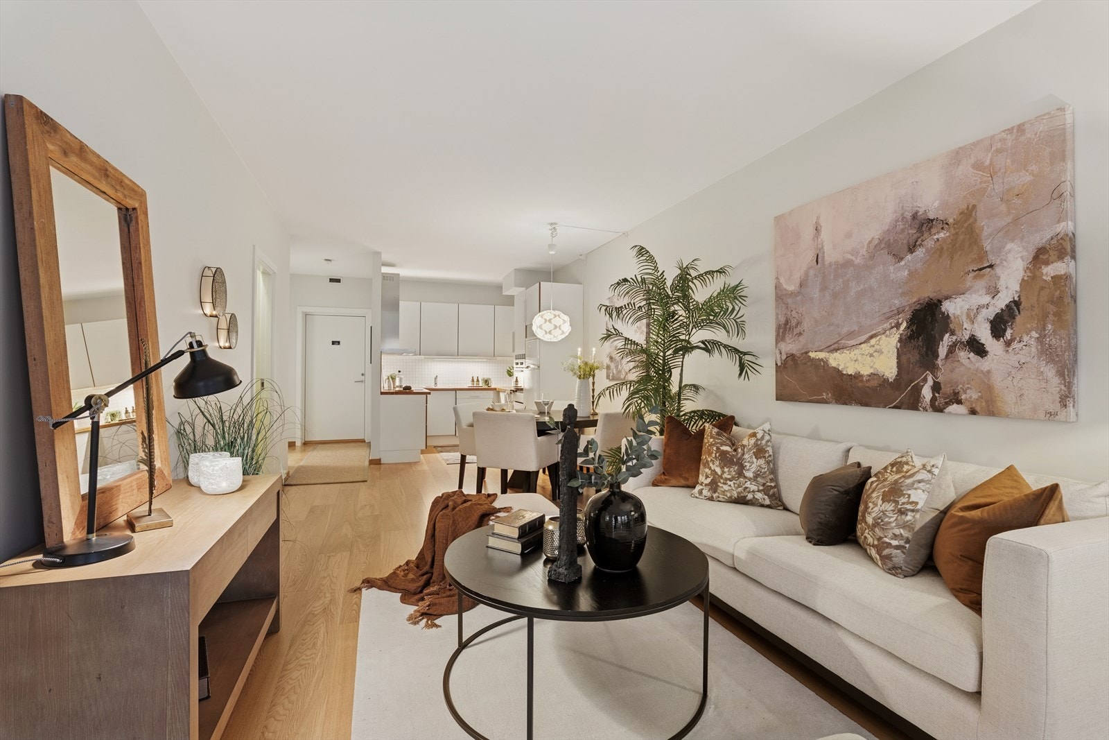 Denne rålekre leiligheten mener vi egner seg for mange eiere! Her vil dere trives som både unge og gamle, single og par - suveren planløsning! Galleribilde