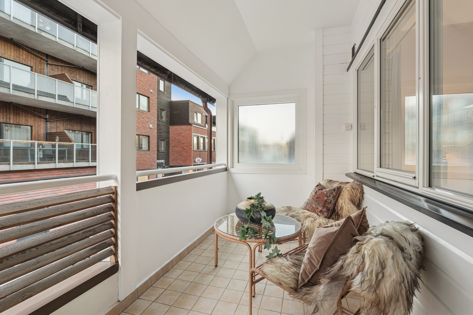 Overbygget balkong på ca. 6 m2 - nymalt i 2025 - minimal sjenanse fra nabobygg Galleribilde