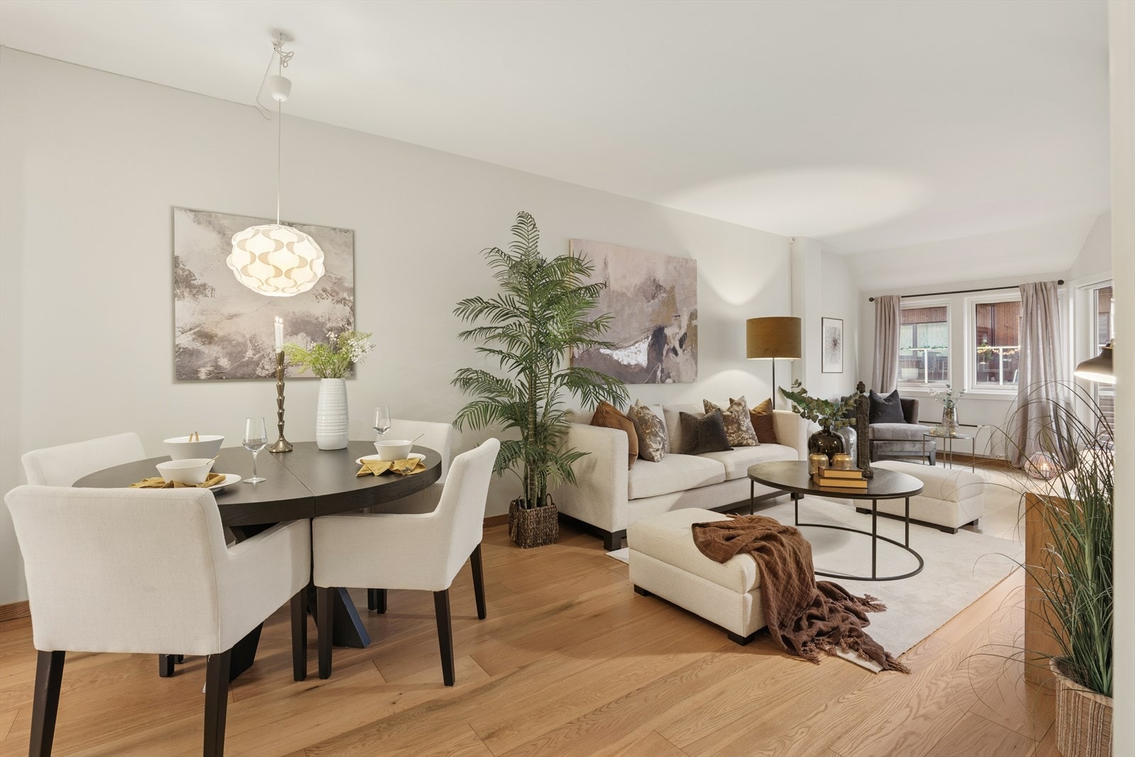 Den nymalte og meget velholdte leiligheten ligger i byggets 2. etasje og har en suveren planløsning med bla. et digert luksuriøst bad, en stor innvendig bod med garderobe, stor stue, lekkert soverom samt en romslig balkong Galleribilde