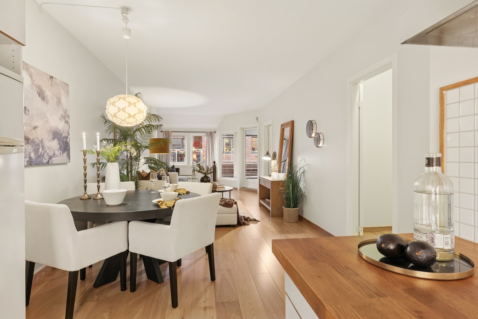 Det er så klart satt av plass til spisebord der dere kan samle venner og familie til hyggelige lag eller for alle hverdagsmåltider Galleribilde