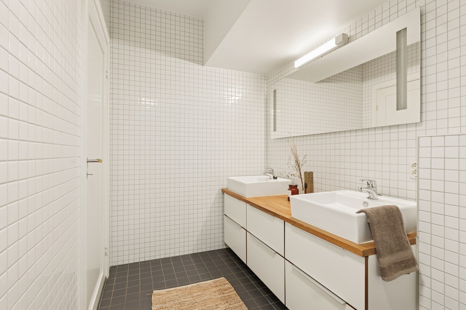 Elegante materialvalg med porselen dobbeltservant og heltre benkeplate Galleribilde