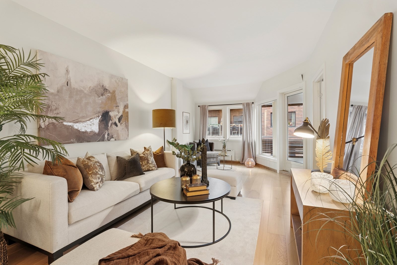 Leiligheten ble ombygget til bolig i 2011 og malt i 2025 - eier har behandlet leiligheten særdeles forsiktig, så her er det overtagelsesklart! Galleribilde