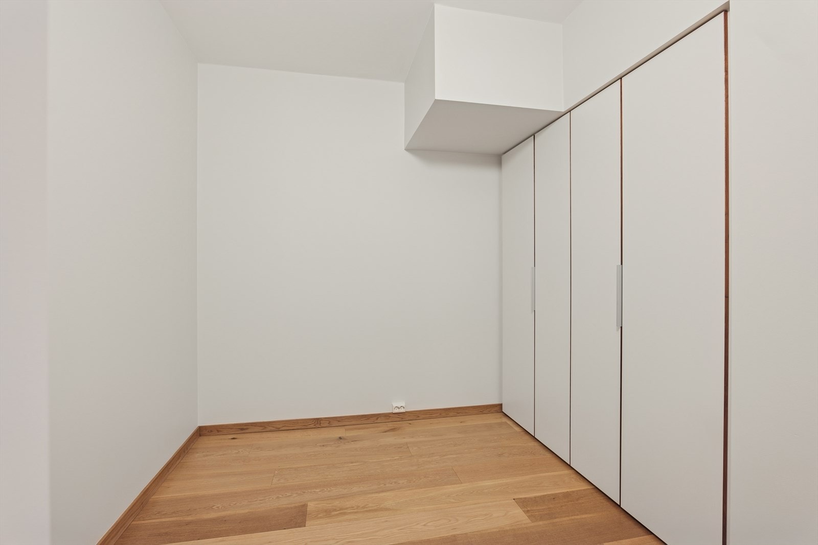 Praktisk innvendig bod med vegg til vegg garderobeskap - sjekk med kommunen i forhold til å bruksendre til kontor, sovealkove m.m. Galleribilde