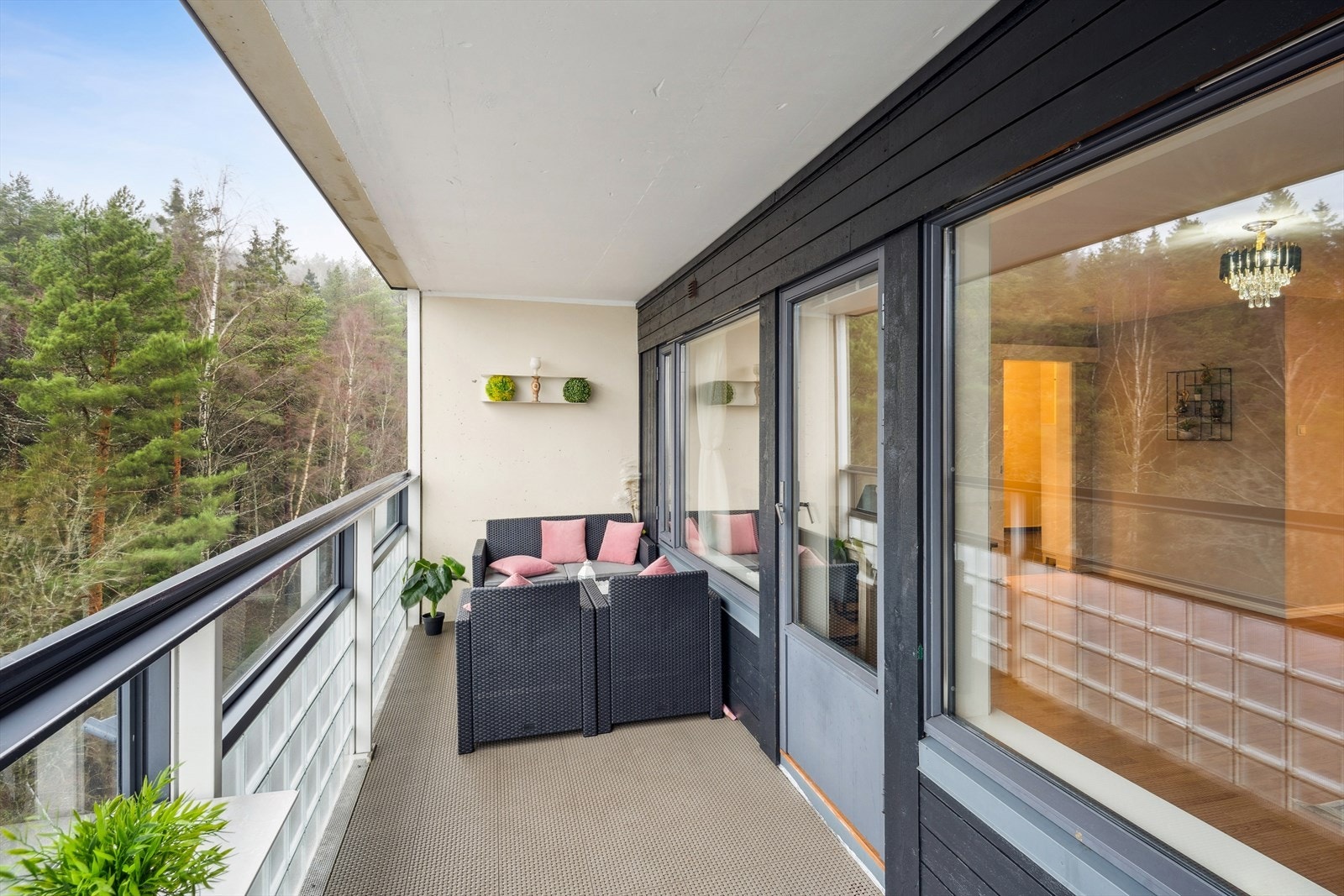 Fra stuen er det utgang til en romslig, vestvendt balkong på 10 m². Galleribilde