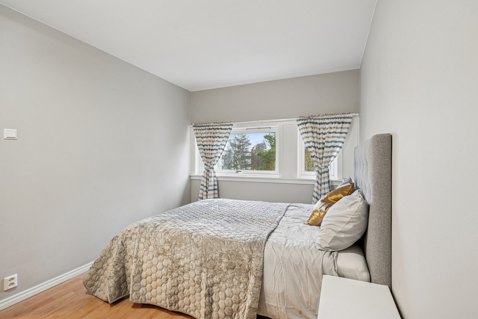 Hovedsoverommet har god plass til dobbeltseng og tilhørende møblement. Galleribilde