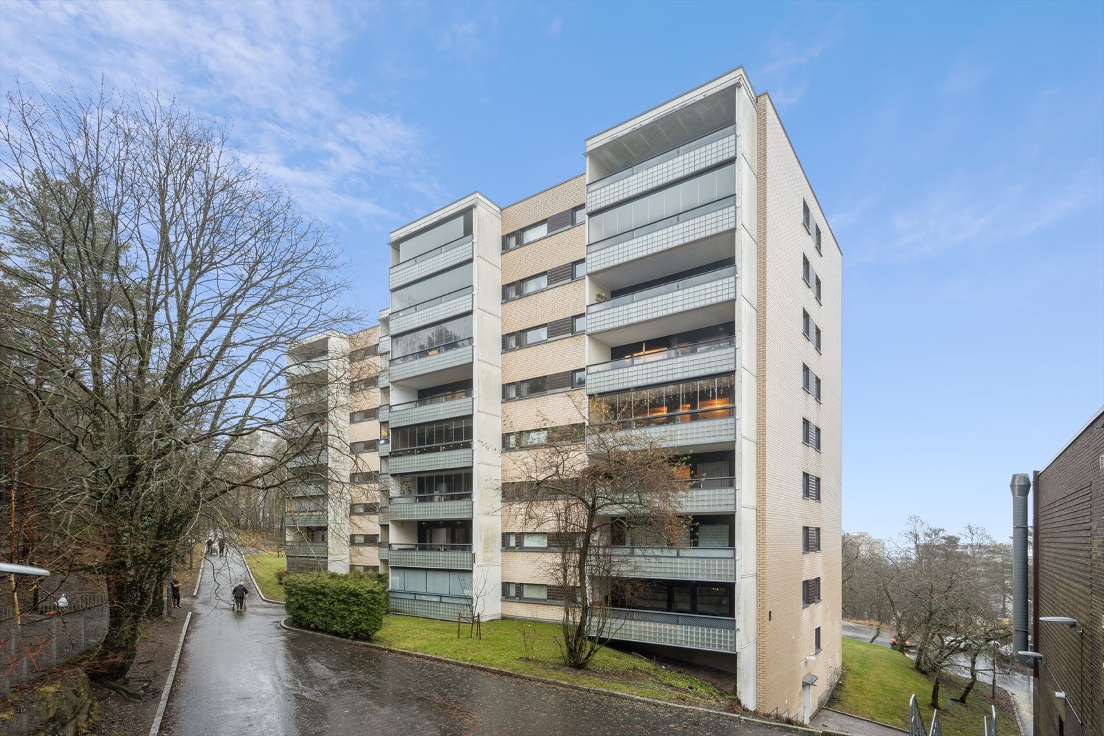 Bygget har heisadkomst til etasjene, og leiligheten ligger sentralt til på Romsås. Galleribilde