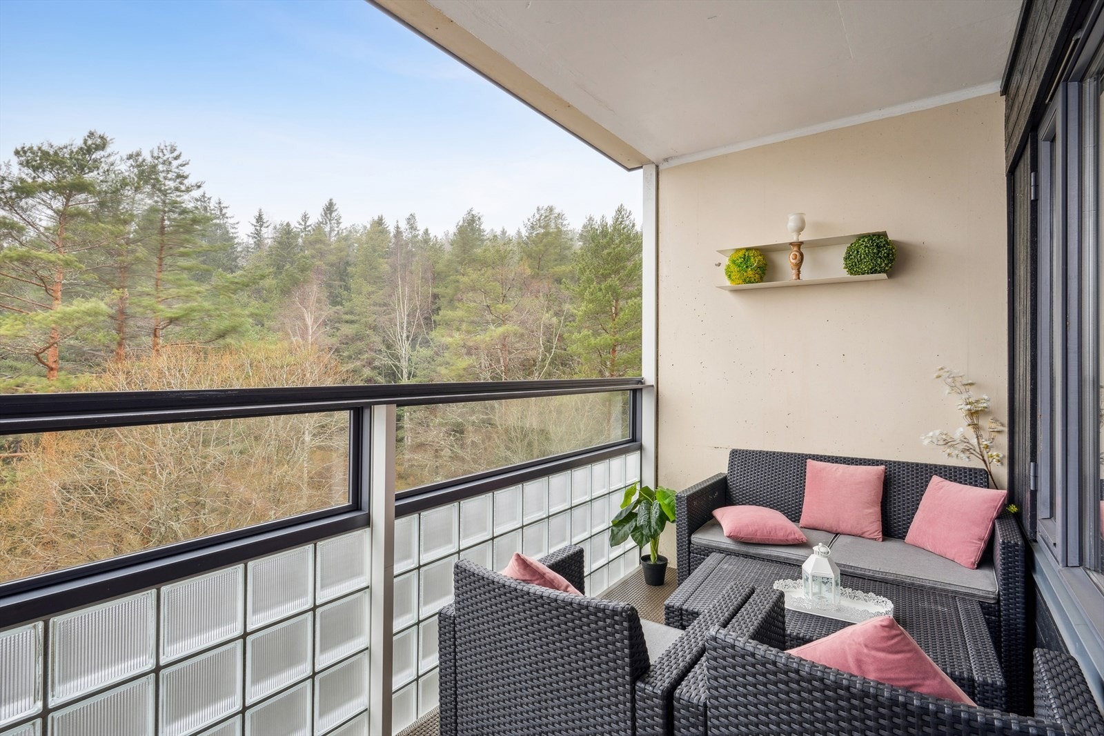 Balkongen har et solid betongdekke og rekkverk i metall og glass. Galleribilde