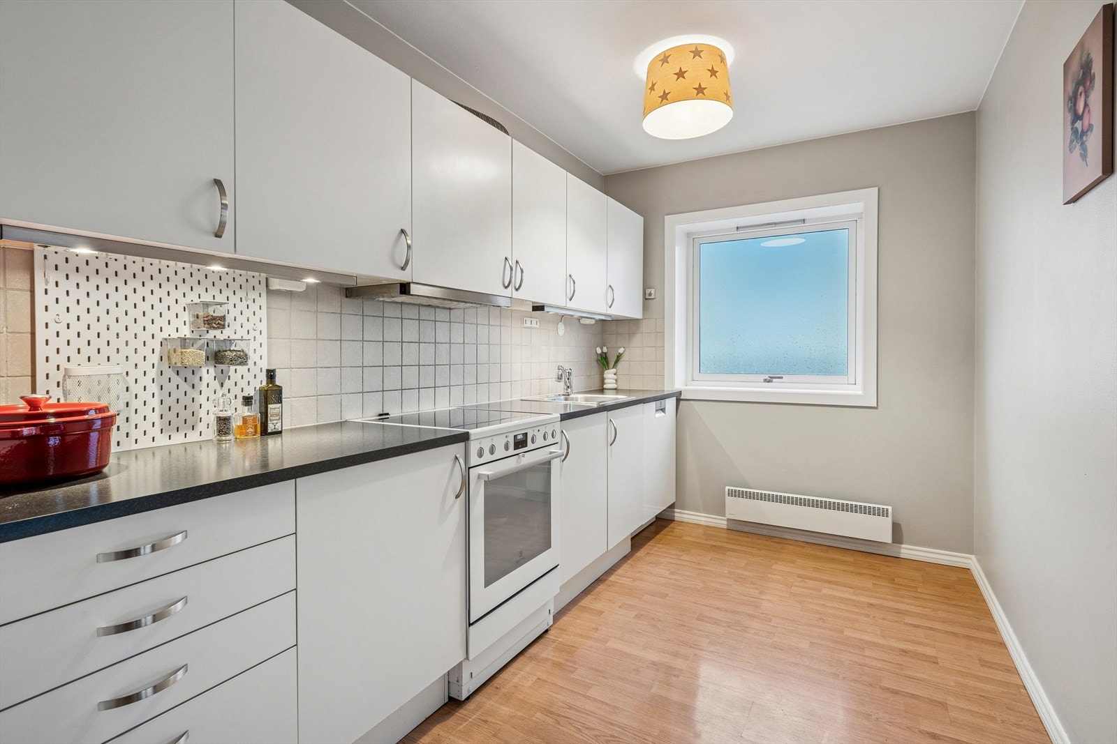 Kjøkkenventilator med kullfilter og mekanisk avtrekk sikrer god luftkvalitet under matlaging. Galleribilde