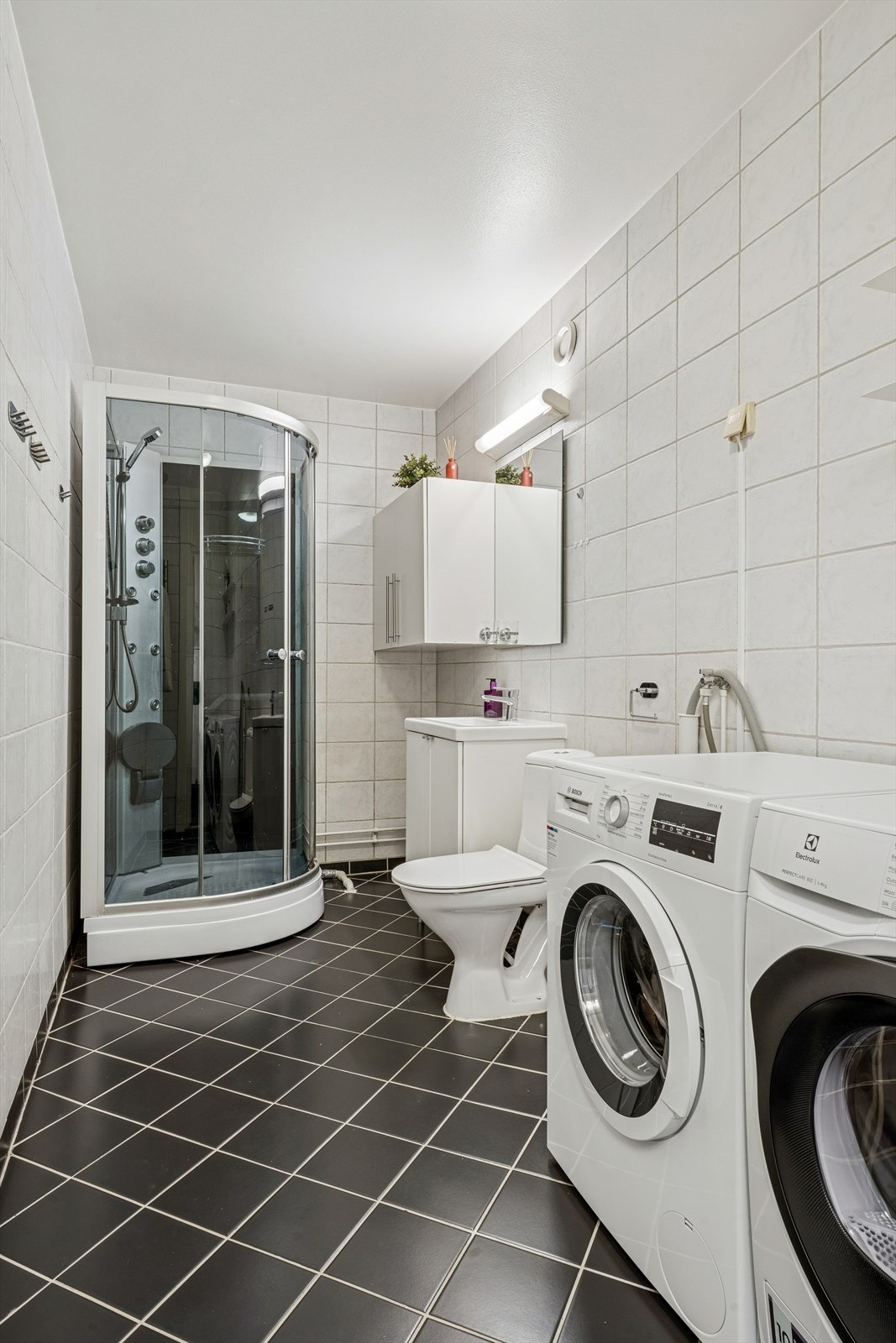 Rommet er utstyrt med dusjkabinett, gulvstående toalett og servant. Galleribilde