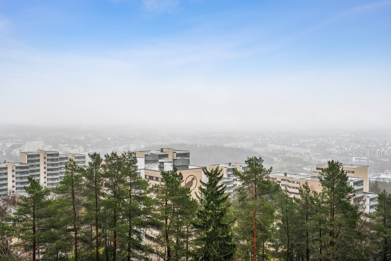 Rett utenfor døren starter marka med flotte turmuligheter, med Svarttjern og Steinbruvann i nærheten. Galleribilde