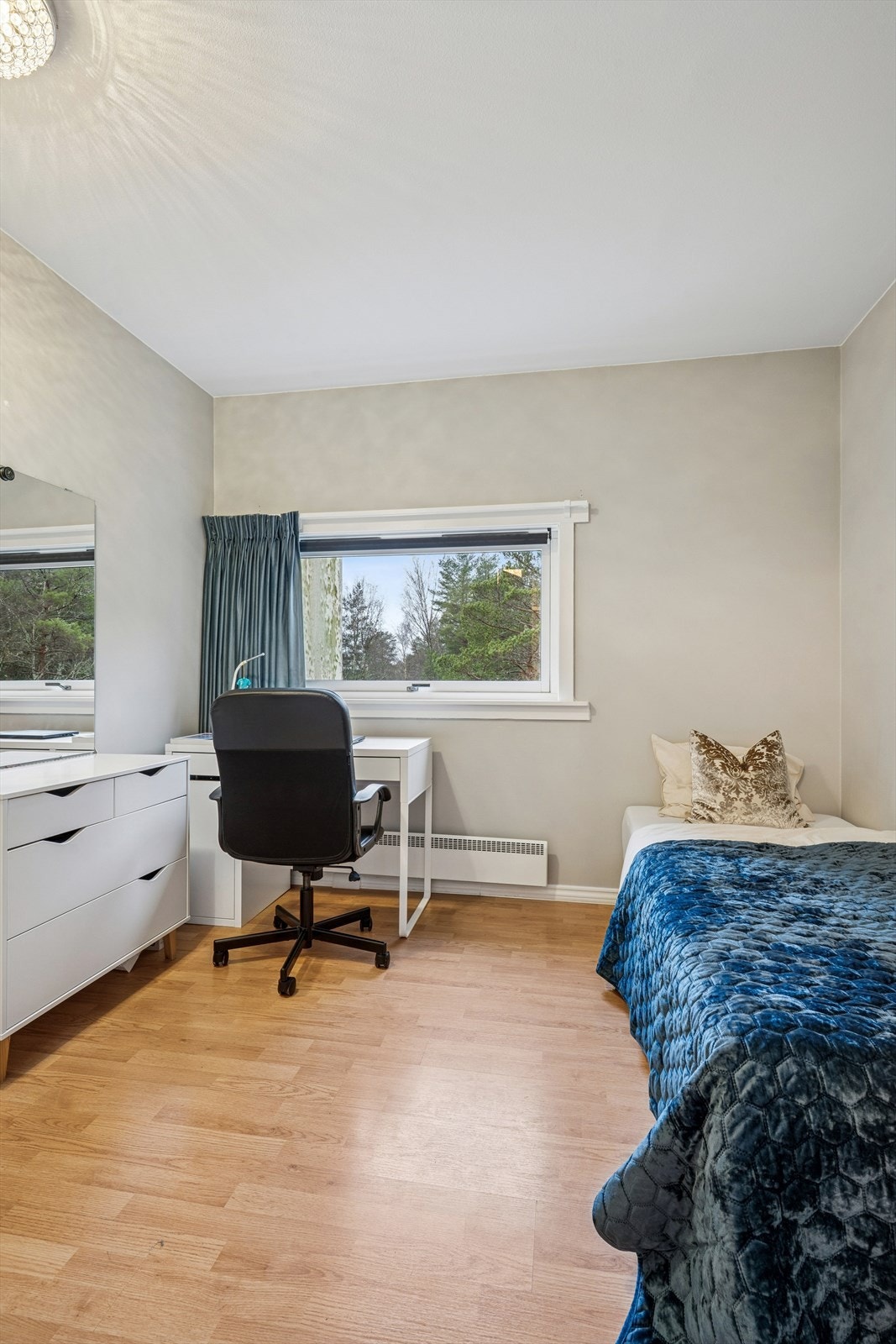 Også her er det laminat på gulv og malte veggflater. Galleribilde