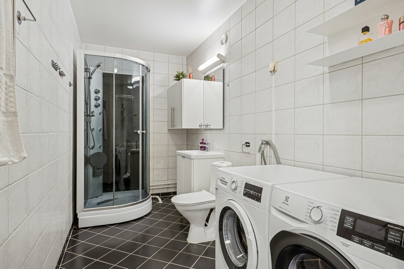 Her er det praktisk opplegg for både vaskemaskin og tørketrommel. Galleribilde