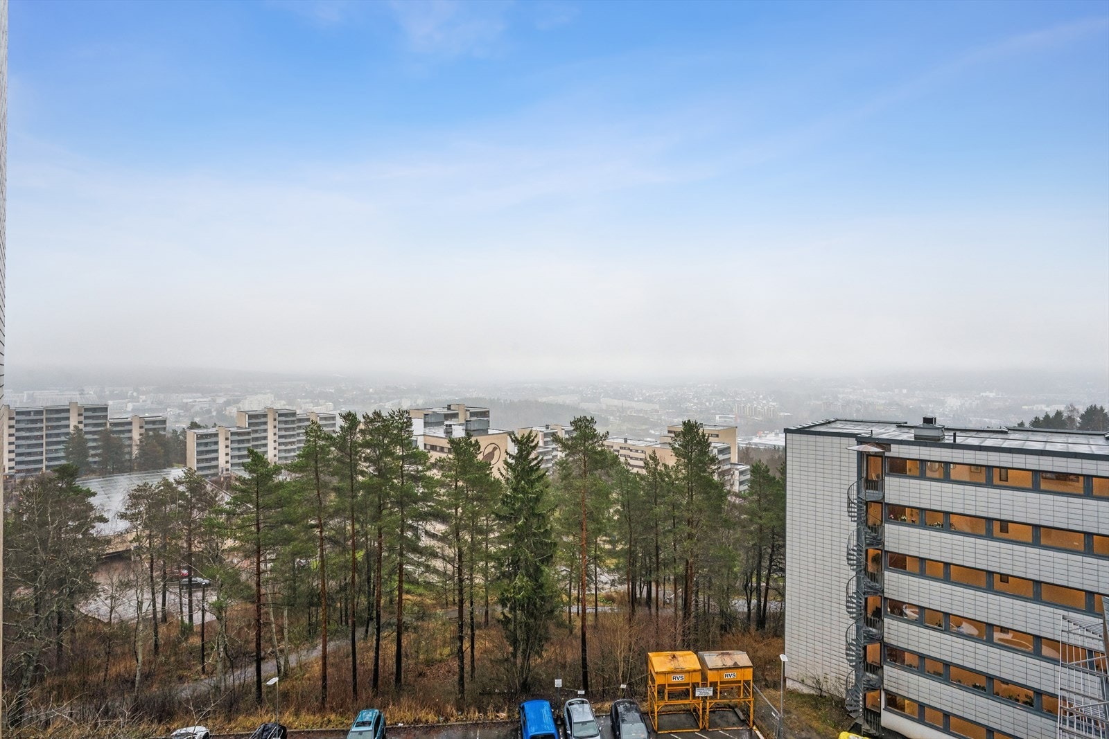 Fra Romsås T-banestasjon, en kort spasertur unna, tar reisen til Oslo sentrum under 20 minutter. Galleribilde