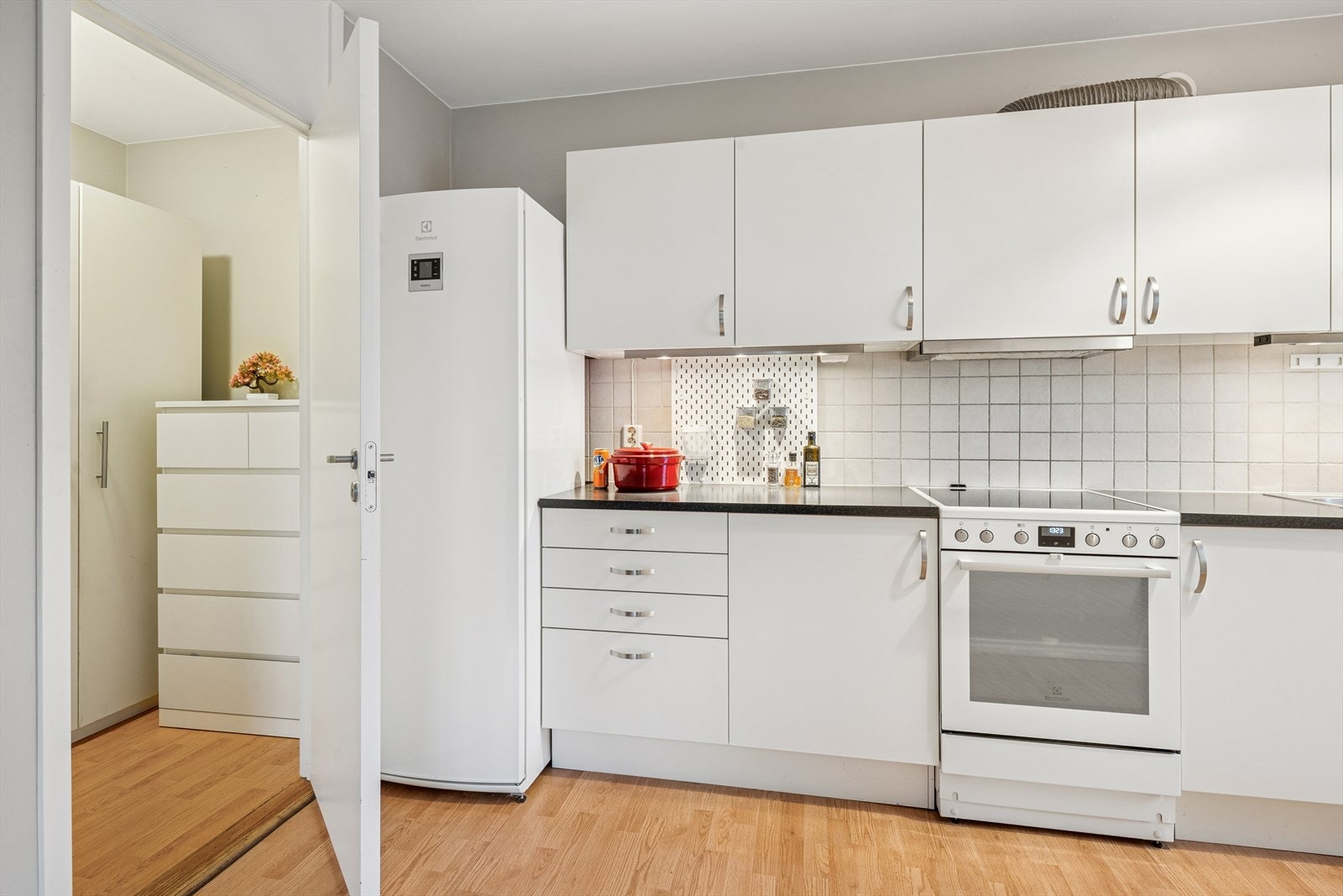 Frittstående komfyr, oppvaskmaskin og kjøleskap. Galleribilde