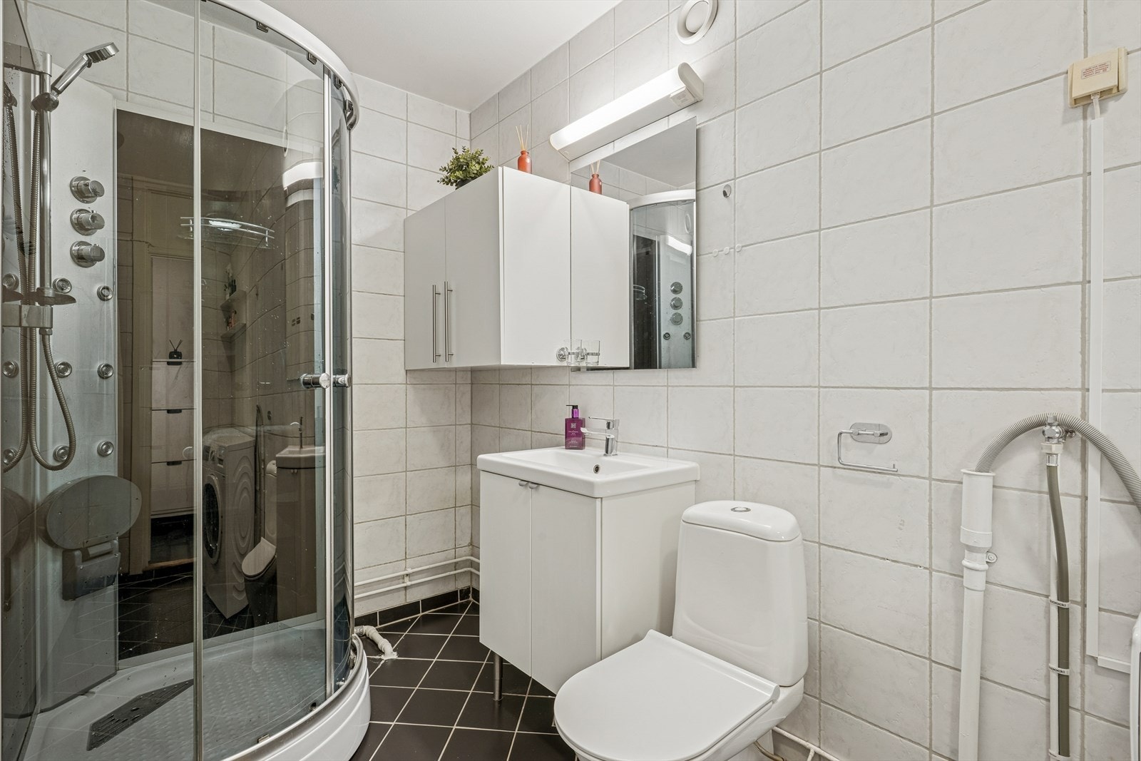 Badet er funksjonelt innredet med flislagte overflater på gulv og vegger. Galleribilde