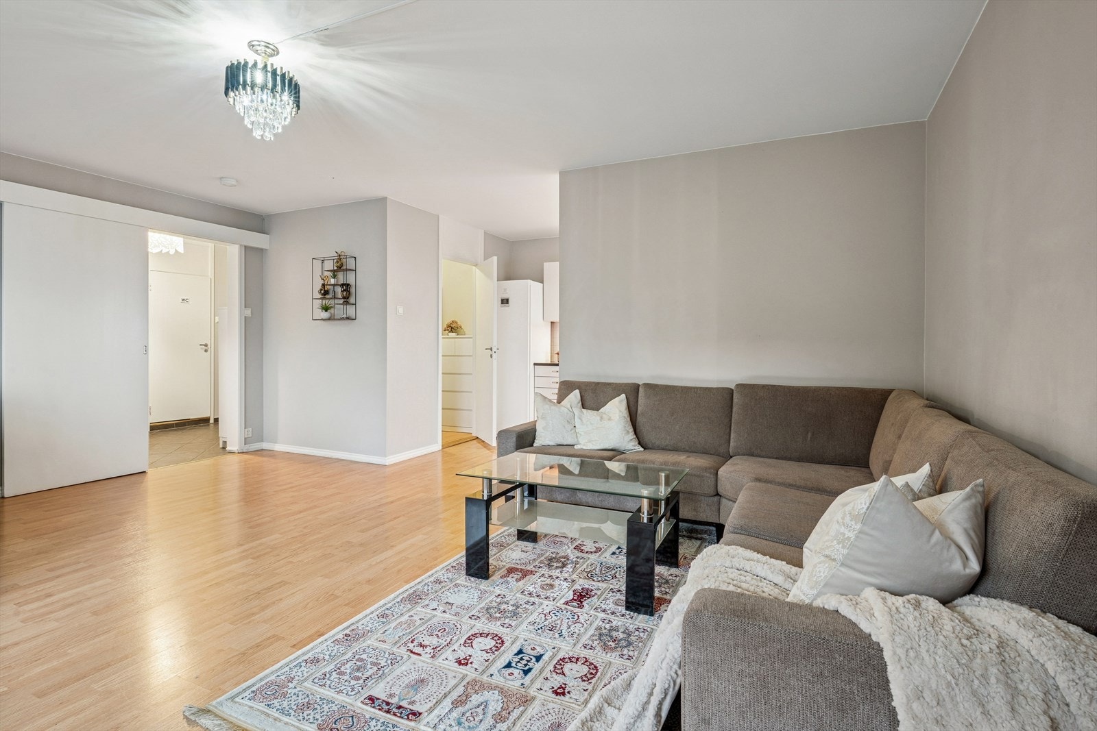 Stuen er et lyst og romslig oppholdsrom som fungerer som et naturlig samlingspunkt i boligen. Galleribilde