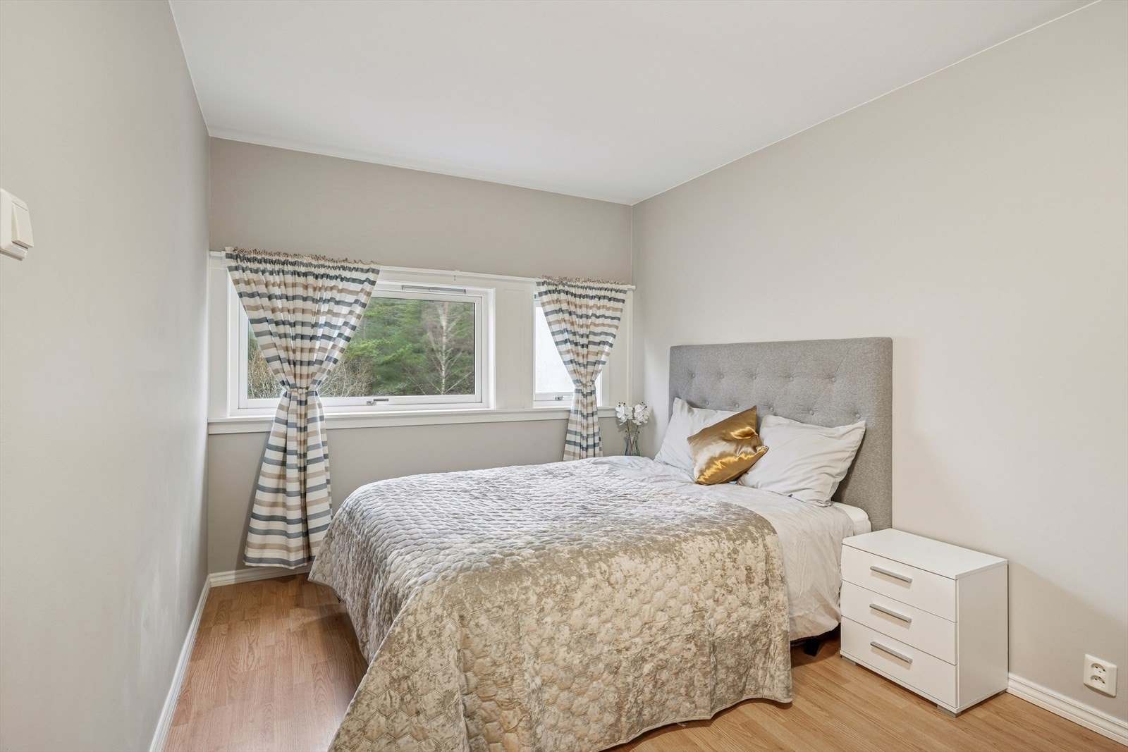 Vinduer med isolerglass fra 2005 bidrar til god isolasjon og lysinnslipp. Galleribilde