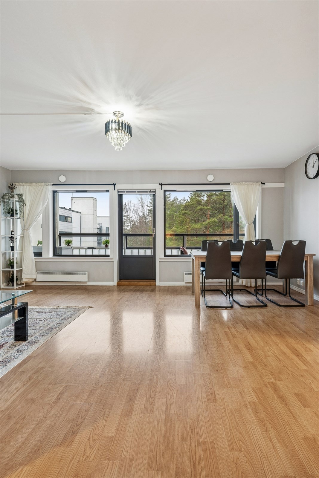 Rommet gir rikelig med plass til å innrede med både en sofagruppe og en spisegruppe. Galleribilde