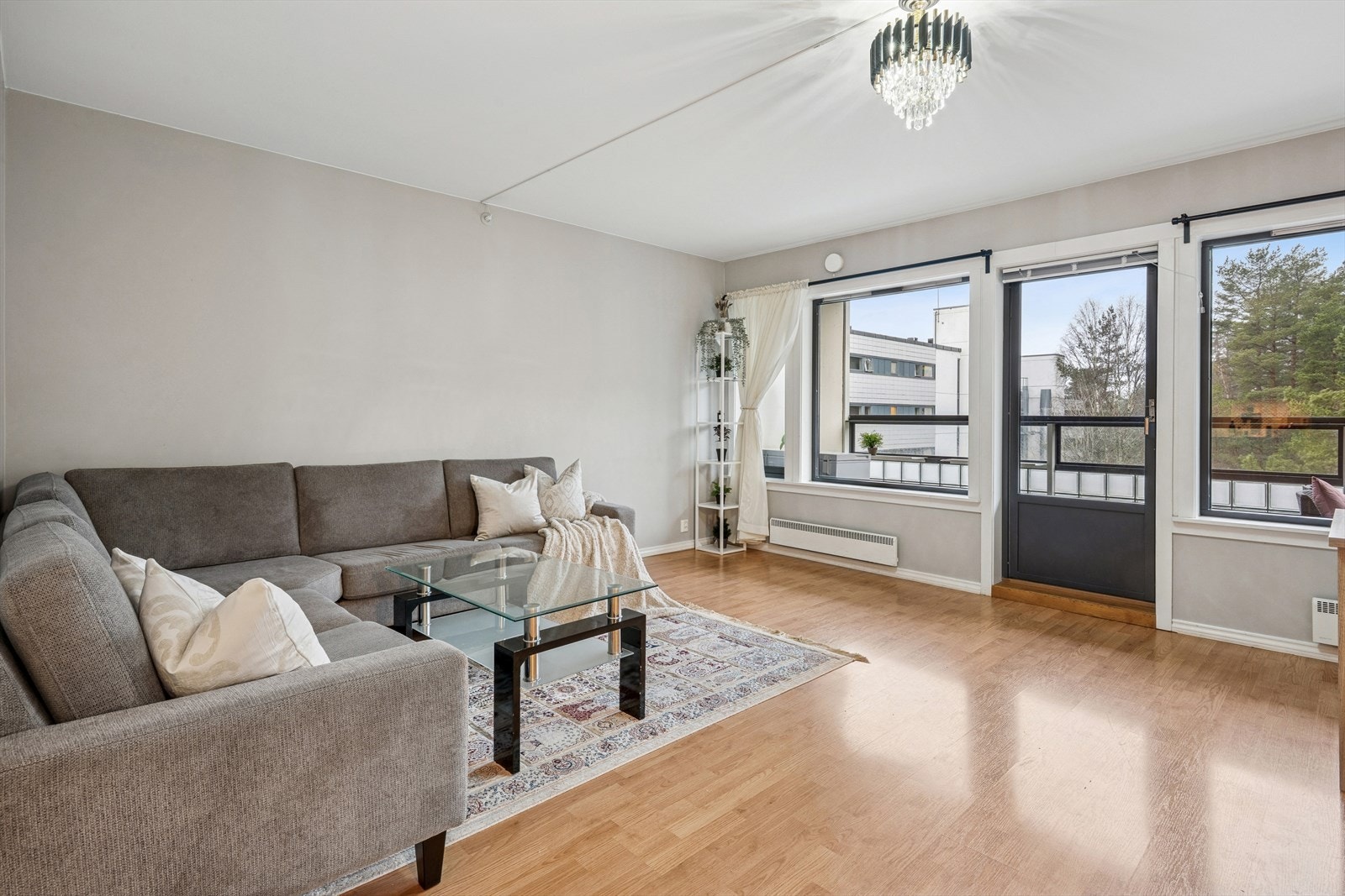 Gjennomgående laminatgulv og malte overflater gir et helhetlig inntrykk. Galleribilde