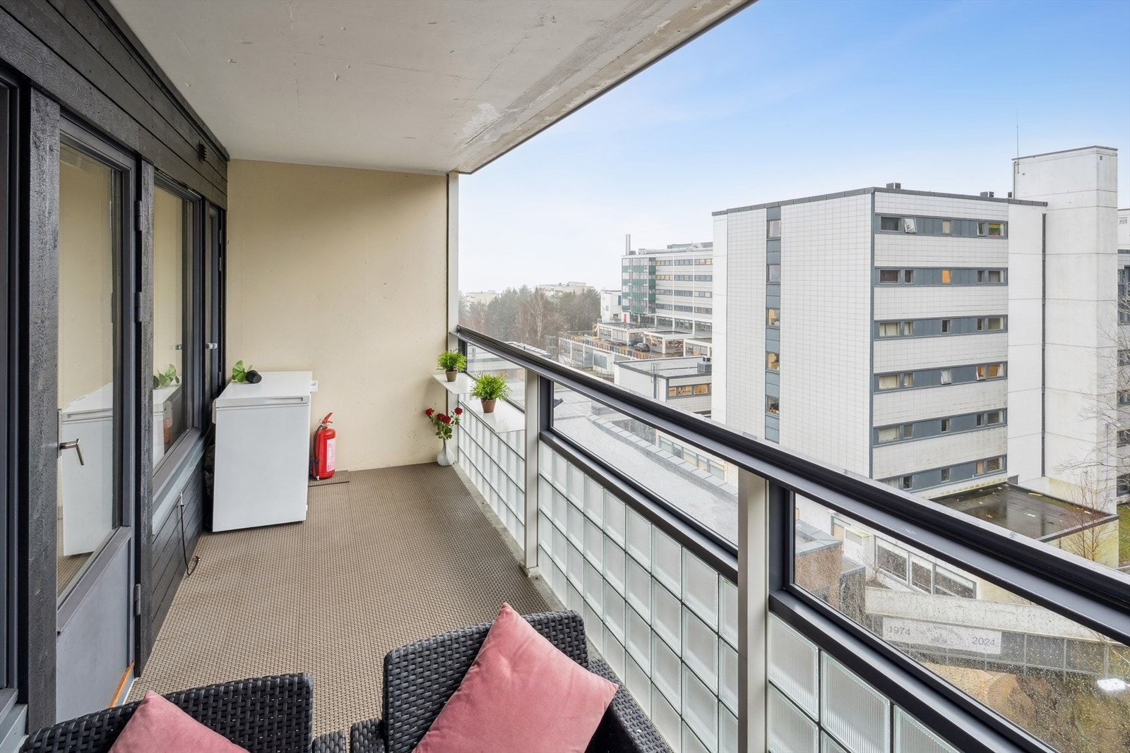 God plass til en sittegruppe gjør dette til en fin uteplass på varme dager. Galleribilde