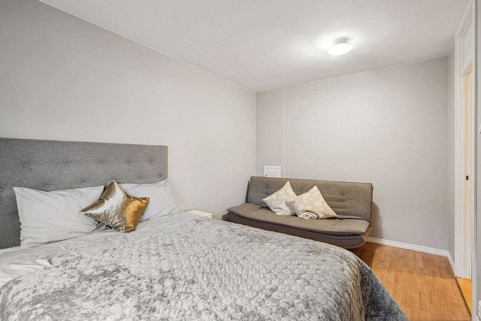 Leiligheten inneholder to komfortable soverom med plass til seng og garderobeløsning. Galleribilde