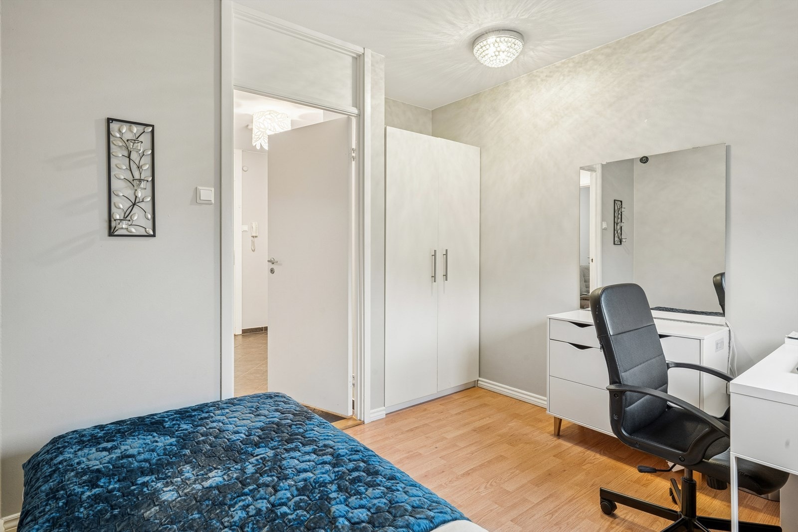 Rommet har plass til både seng og en arbeidsplass. Galleribilde