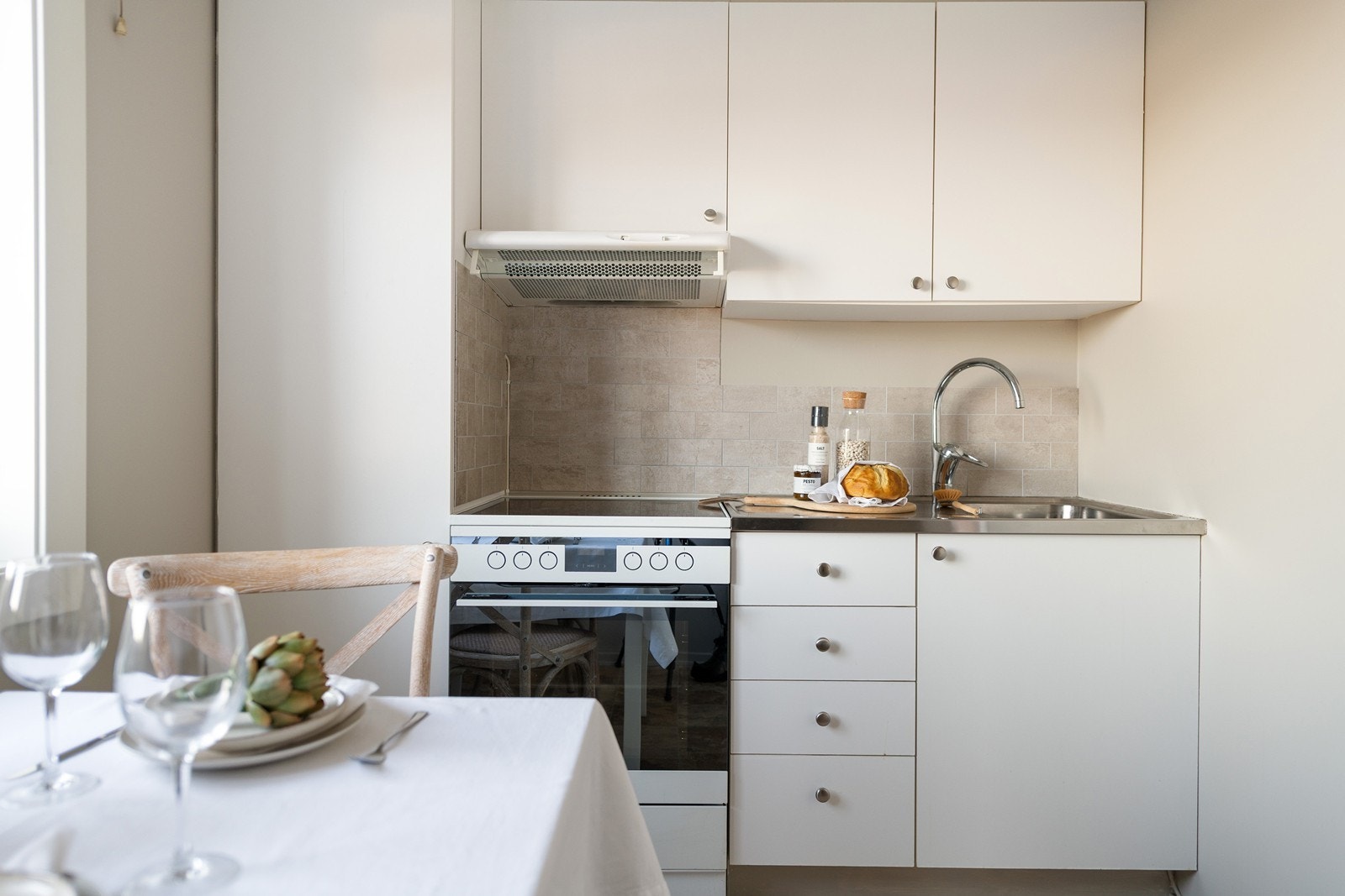 Pent kjøkken med tilkomst fra stue. Galleribilde